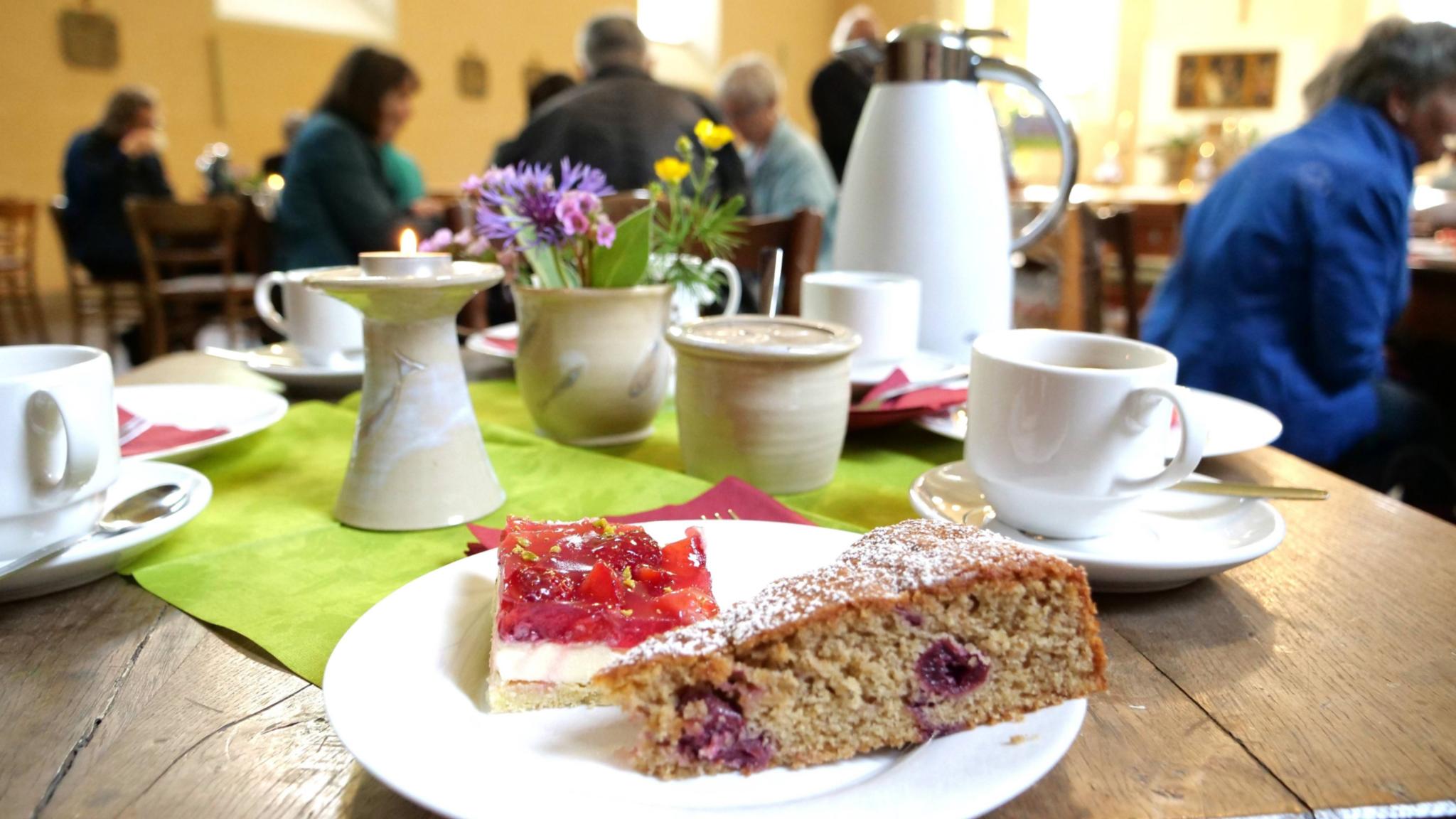 Bei Kaffee und Kuchen sind alle willkommen. Foto: Gordon Hiller