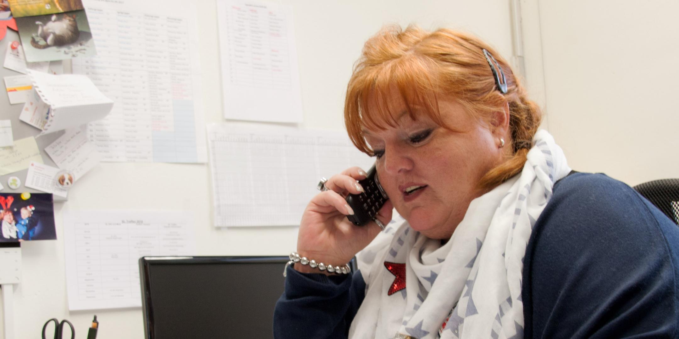 Anja Nuss am Telefon