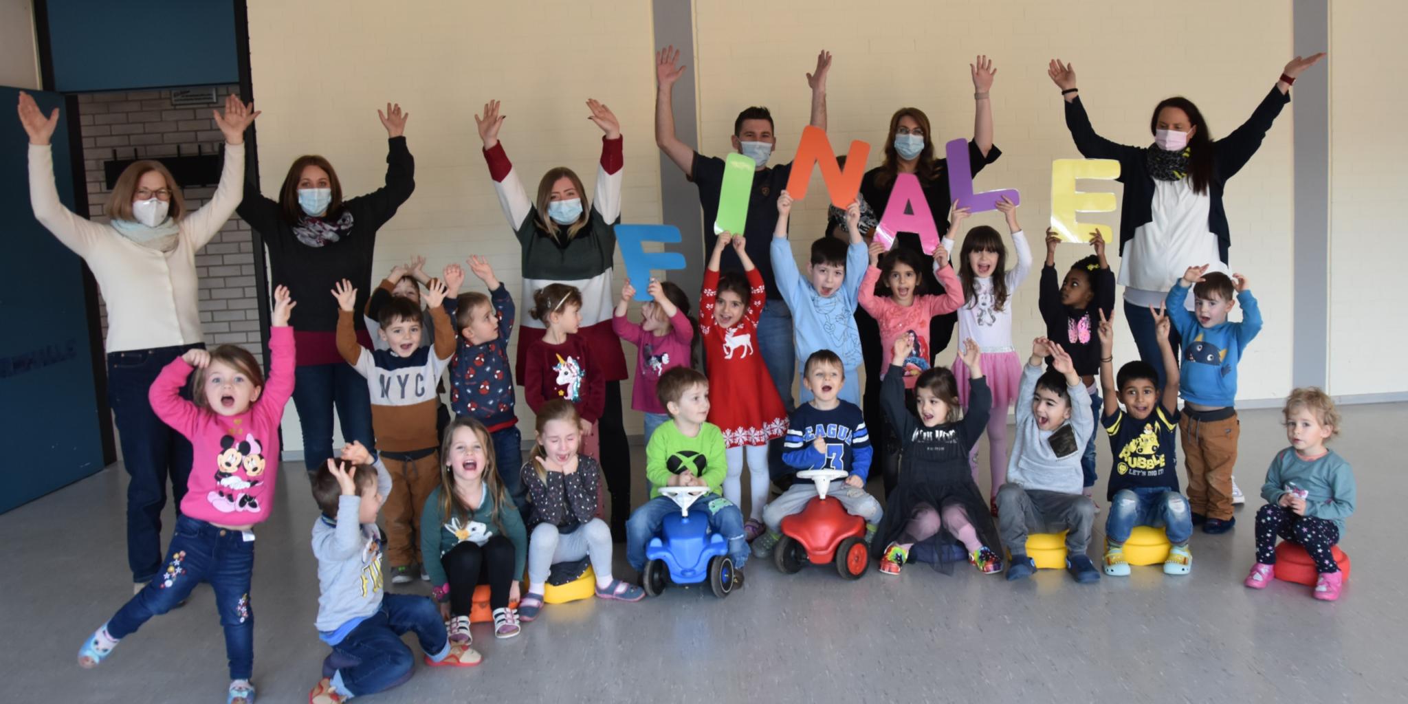 Die Kinder und das Team der Kita Pastor Hein freuen sich über den Einzug ins Finale. Foto: Ute Kirch