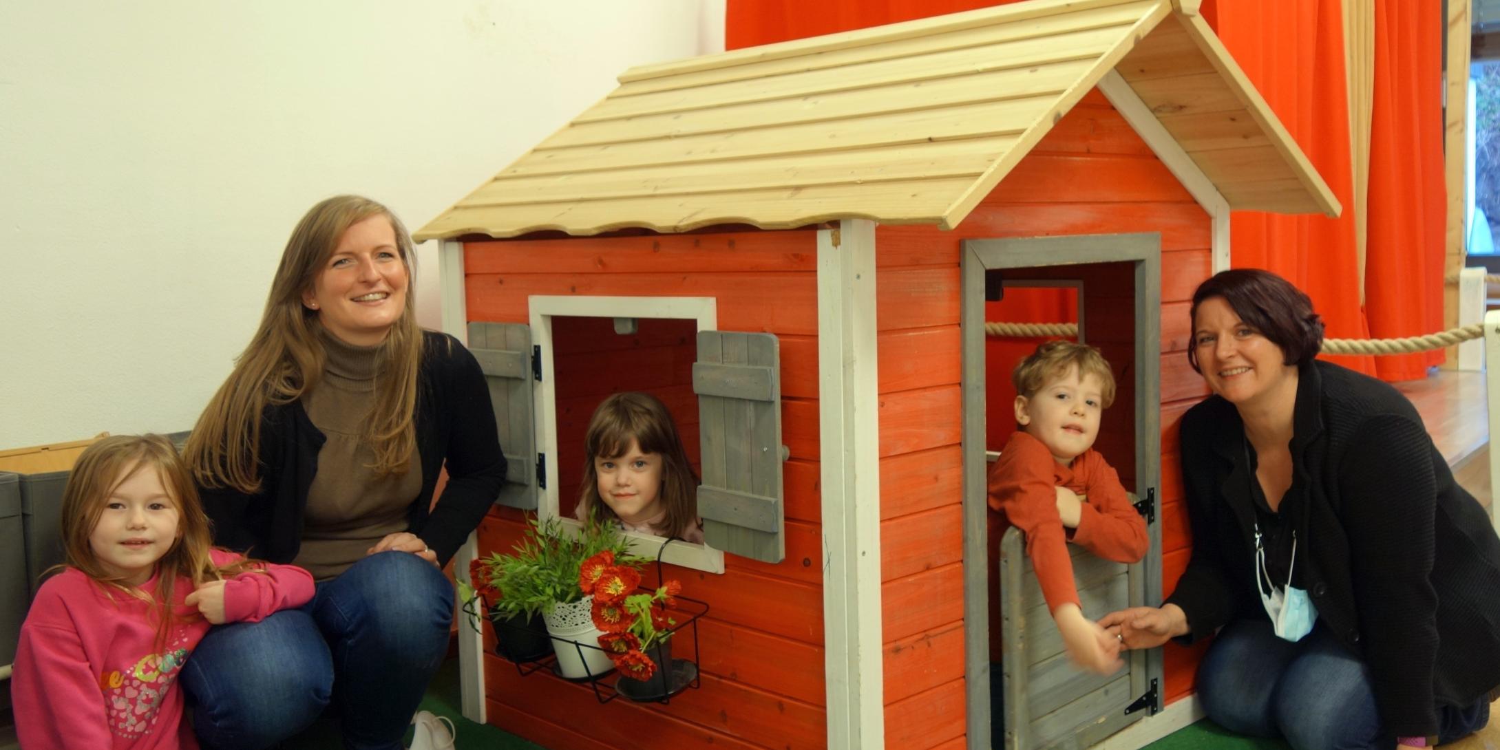 Miriam Grothe (li.) und Simone Mecklenbeck mit Kindern der Katholischen Kita St. Willibrord. Fotos: Julia Fröder / Bistum Trier
