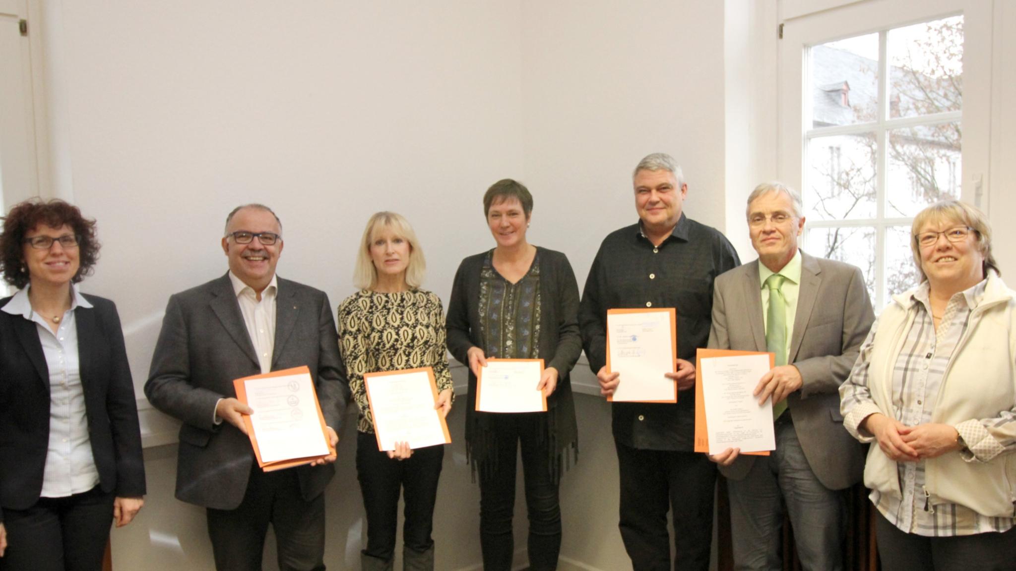Über eine erfolgreiche Unterzeichnung der Finanzierbungsvereinbarungen freuen sich die Beteiligten. Foto: Stadt Koblenz