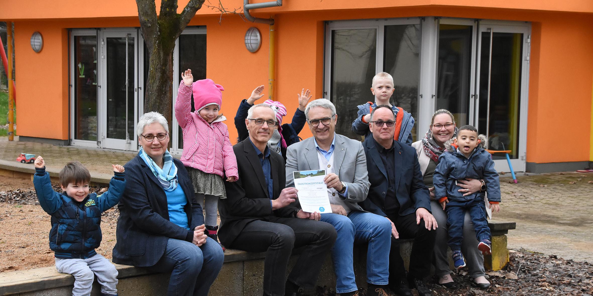 vlnr.: Dorothee Roos, Gesamtleiterin Dillingen; Wolfgang Martin, energis; Rainer Borens, Geschäftsführer Katholische KiTa gGmbH Saarland; Albert Kohl, energis; Natalie Wallendorf-Scherer, Leiterin Kita St. Johann Dillingen