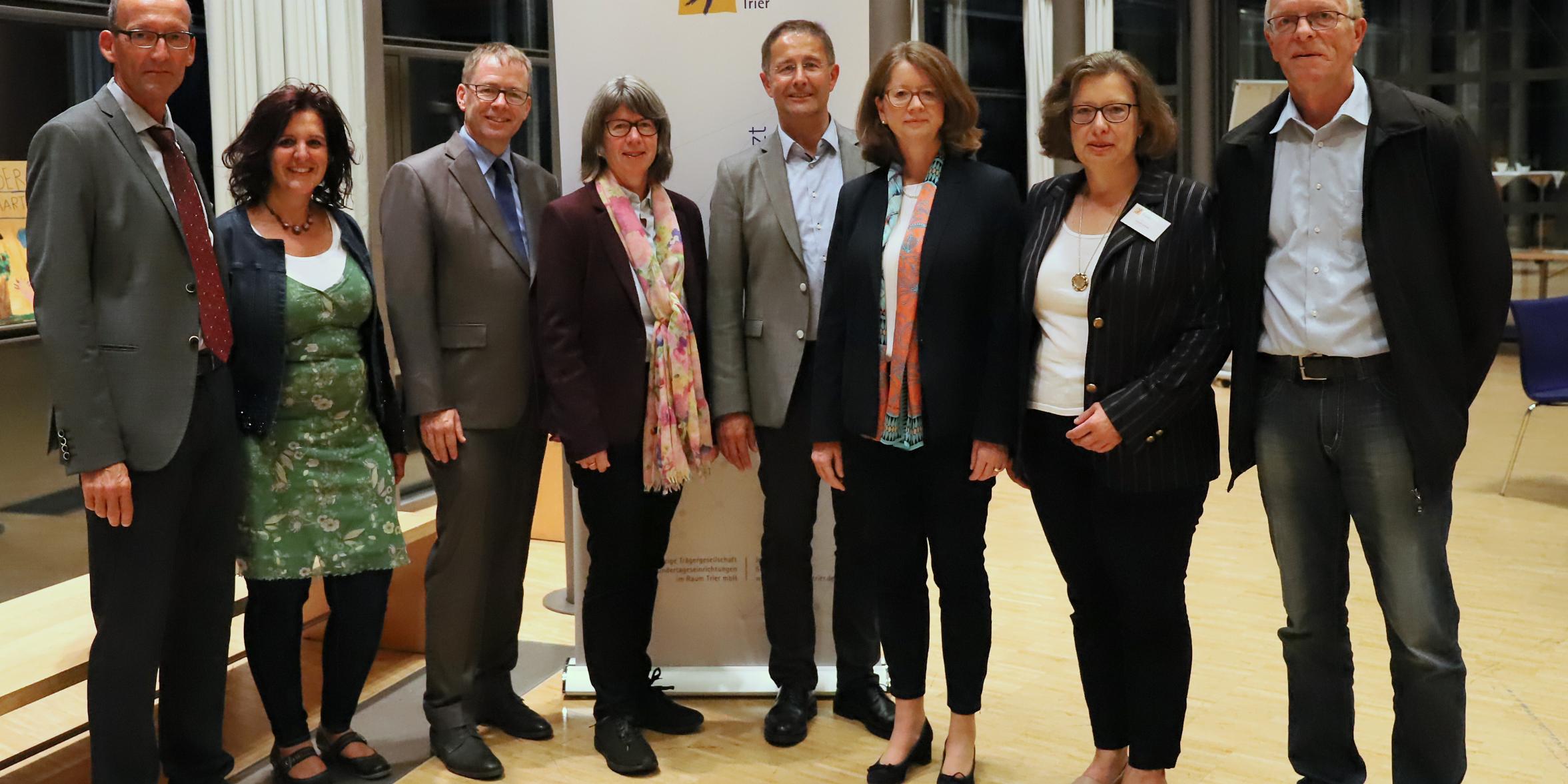 Der Aufsichtsrat der Kita GgmbH Trier wurde von den Gesellschaftern und dem Generalvikar wiedergewählt bzw. benannt: Konrad Berg (Geschäftsführung), Ursula Steuer, Georg Binninger, Angela Thelen, Ralf Olk, Mechthild Schabo, Cordula Scheich (Geschäftsführung) und Hermann Sonnen (v.l.n.r.)