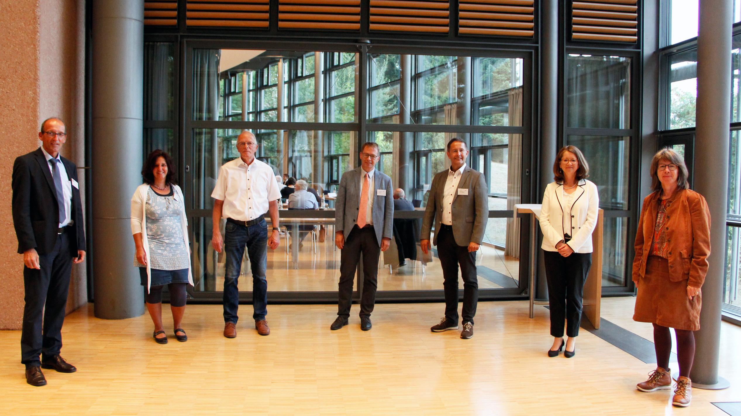 Der Aufsichtsrat der Kita gGmbH Trier: Konrad Berg, Ursula Steuer, Hermann Sonnen, Georg Binninger, Ralf Olk, Mechthild Schabo und Angela Thelen (vlnr.) (Foto: Simone Bastreri/Bistum Trier)