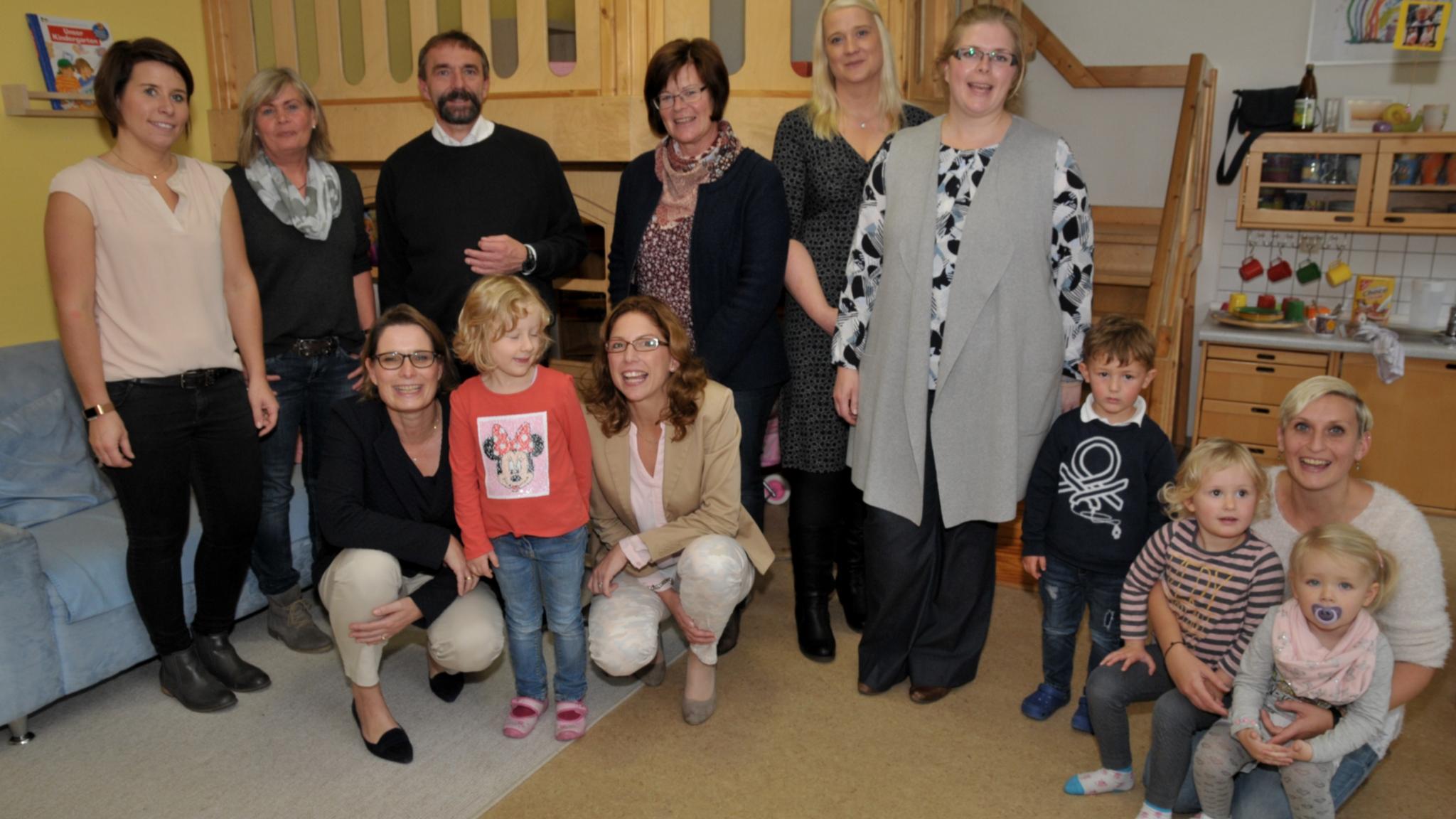 Die Staatsministerinnen Dr. Stefanie Hubig (vorne links) und Sabine Bätzing-Lichtenthäler (vorne rechts) besuchten die Kita St. Nikolaus in Kirchen.