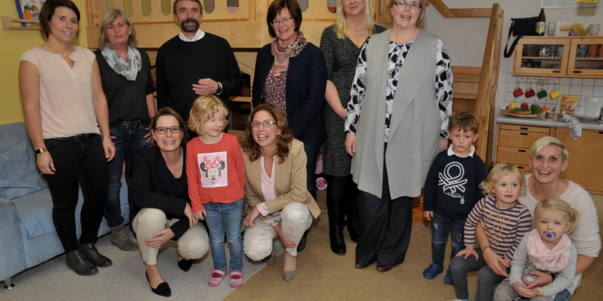 Die Staatsministerinnen Dr. Stefanie Hubig (vorne links) und Sabine Bätzing-Lichtenthäler (vorne rechts) besuchten die Kita St. Nikolaus in Kirchen.
