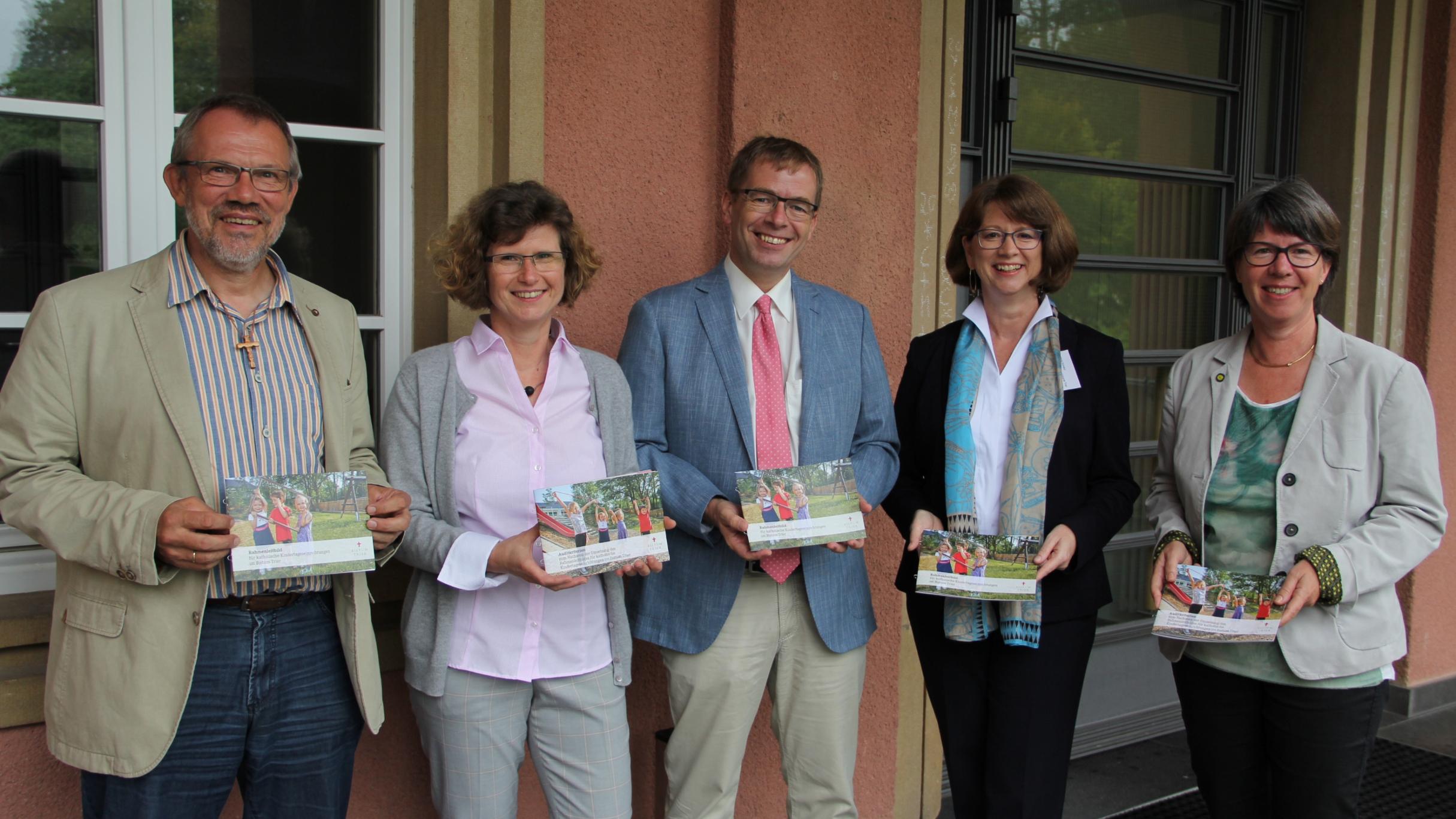 Aloys Perling, Silvia Groß, Georg Binninger, Mechtild Schabo und Angela Thelen (vlnr) stellten das überarbeitete Rahmenleitbild für katholische Kitas vor.