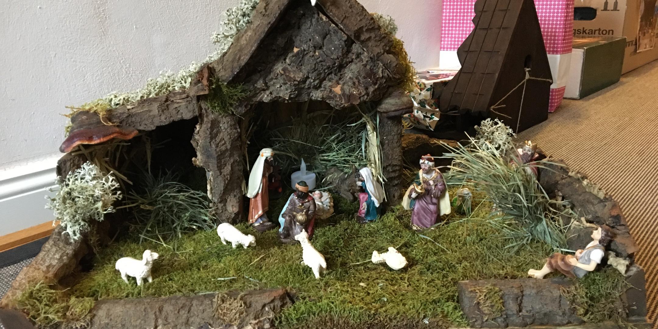 Viele Arten von Krippen wurden bei der 'Herbergssuche anders' gespendet (Foto: J. Fröder/Bistum Trier)