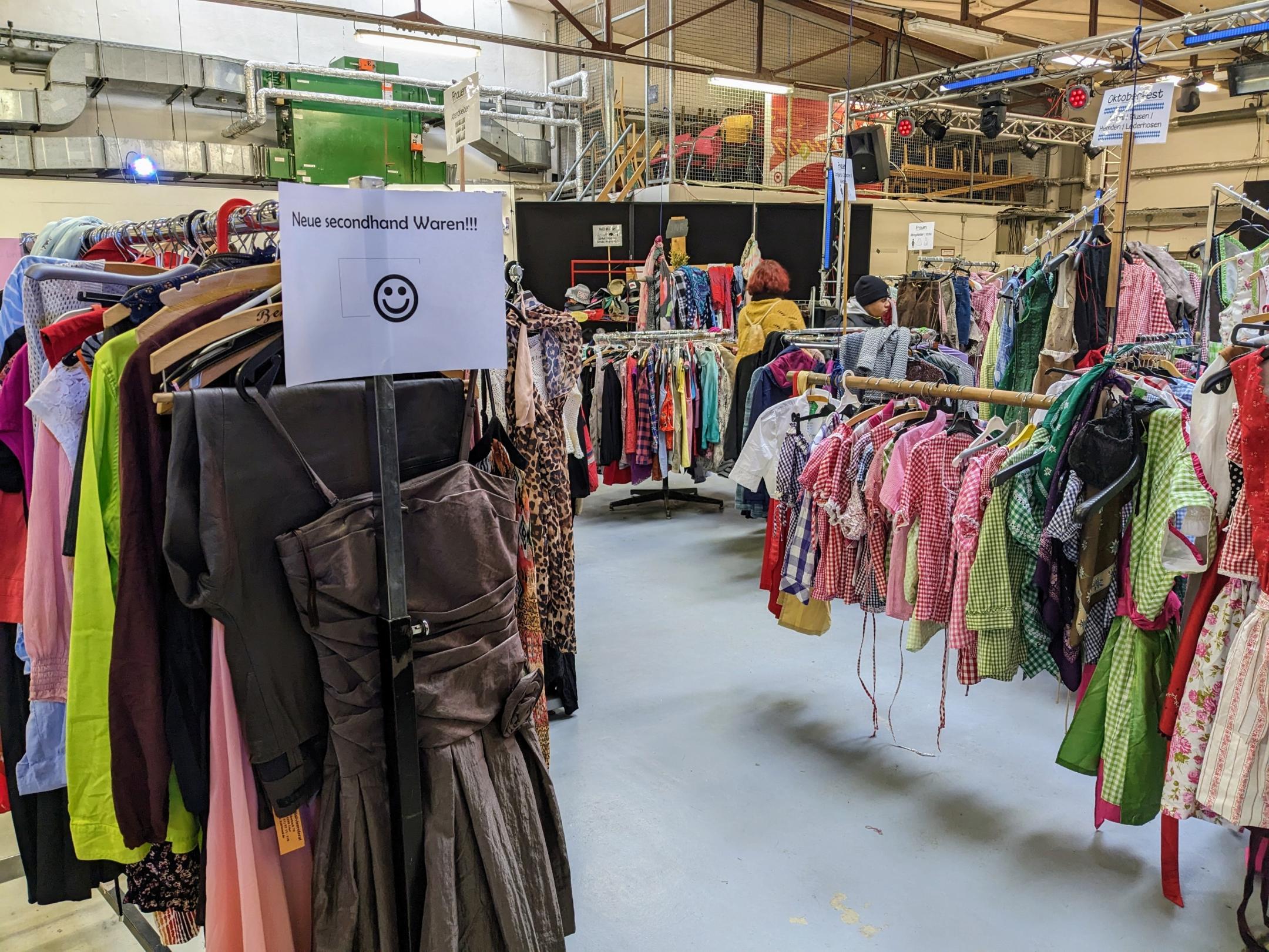 Prall gefüllte Kleiderständer boten für (fast) jeden und jede etwas. Foto: Elisabeth Lauderbach