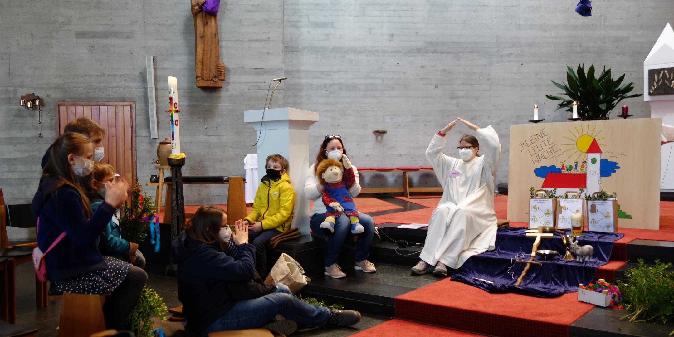 Viktoria Höhn (rechts) bei der 'Kleine Leute Kirche' in Hargesheim. Foto: Bistum Trier/Julia Fröder