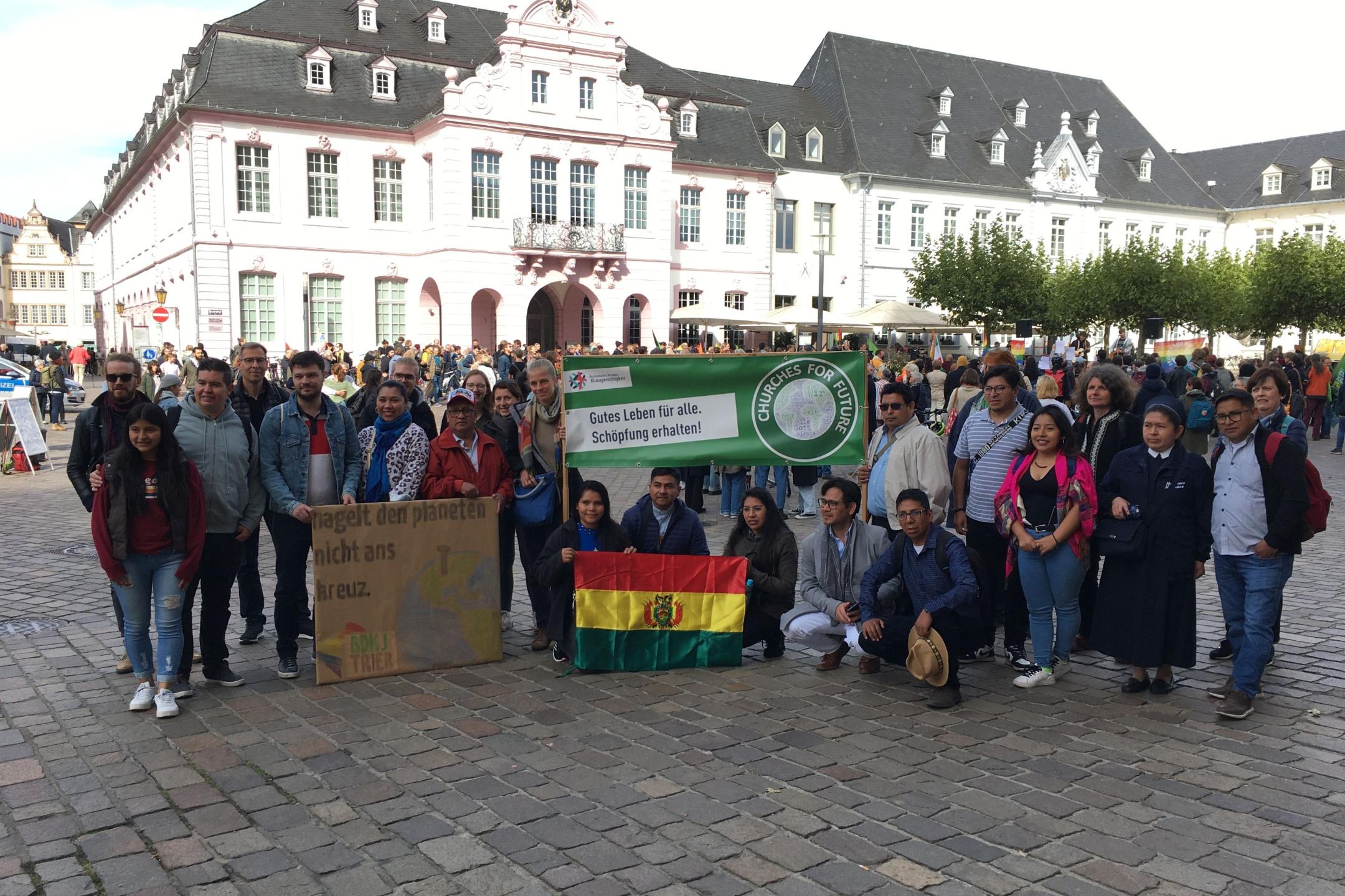 Gemeinsam mit Christen aus dem Partnerland Bolivien demonstrieren evangelische und katholische Christen gegen den Klimawandel (Foto: ekkt)