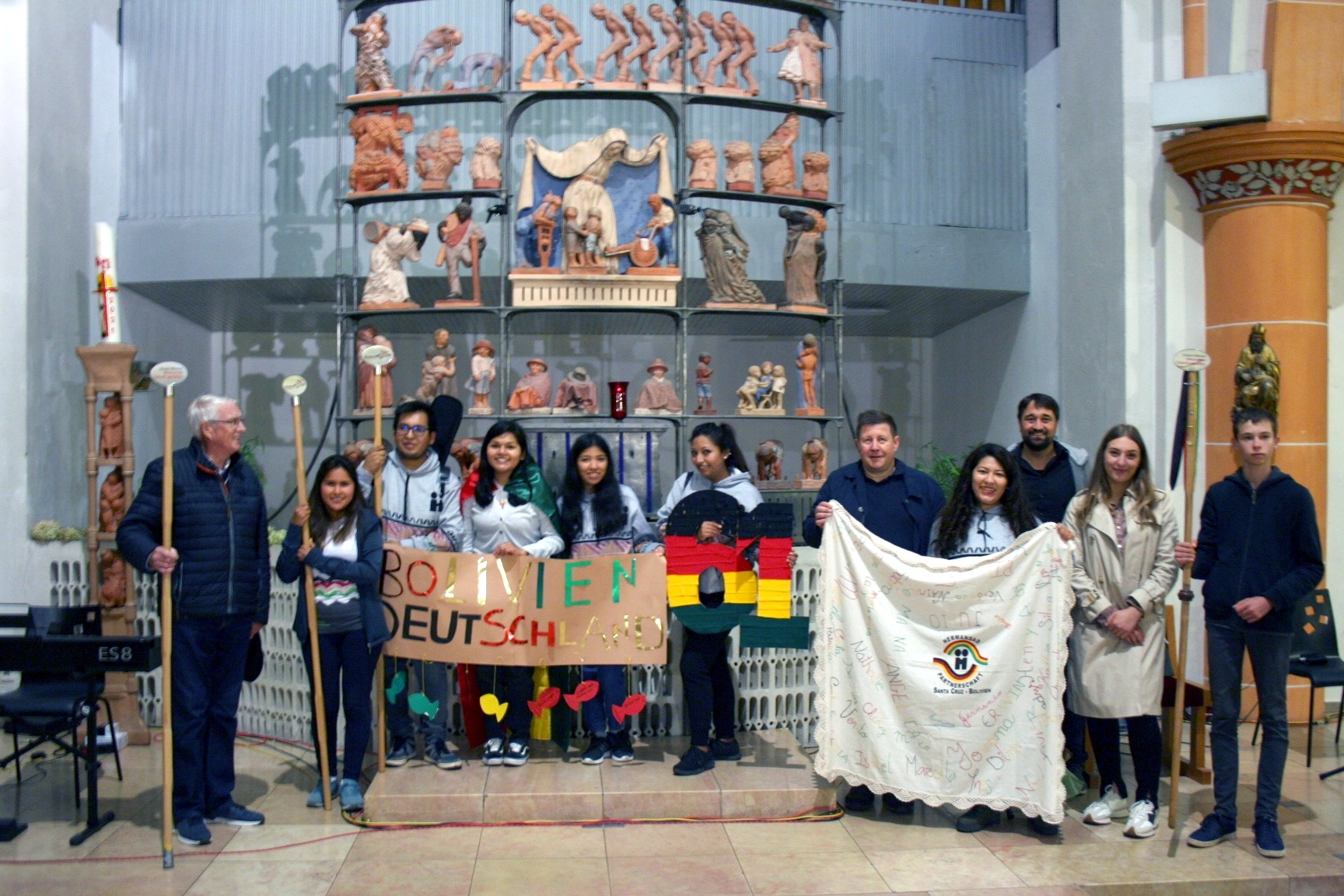 Die Klimapilger versammeln sich unter dem Altarretabel in der Liebfrauenkirche in Püttlingen. Foto: Walter Faas/Bistum Trier