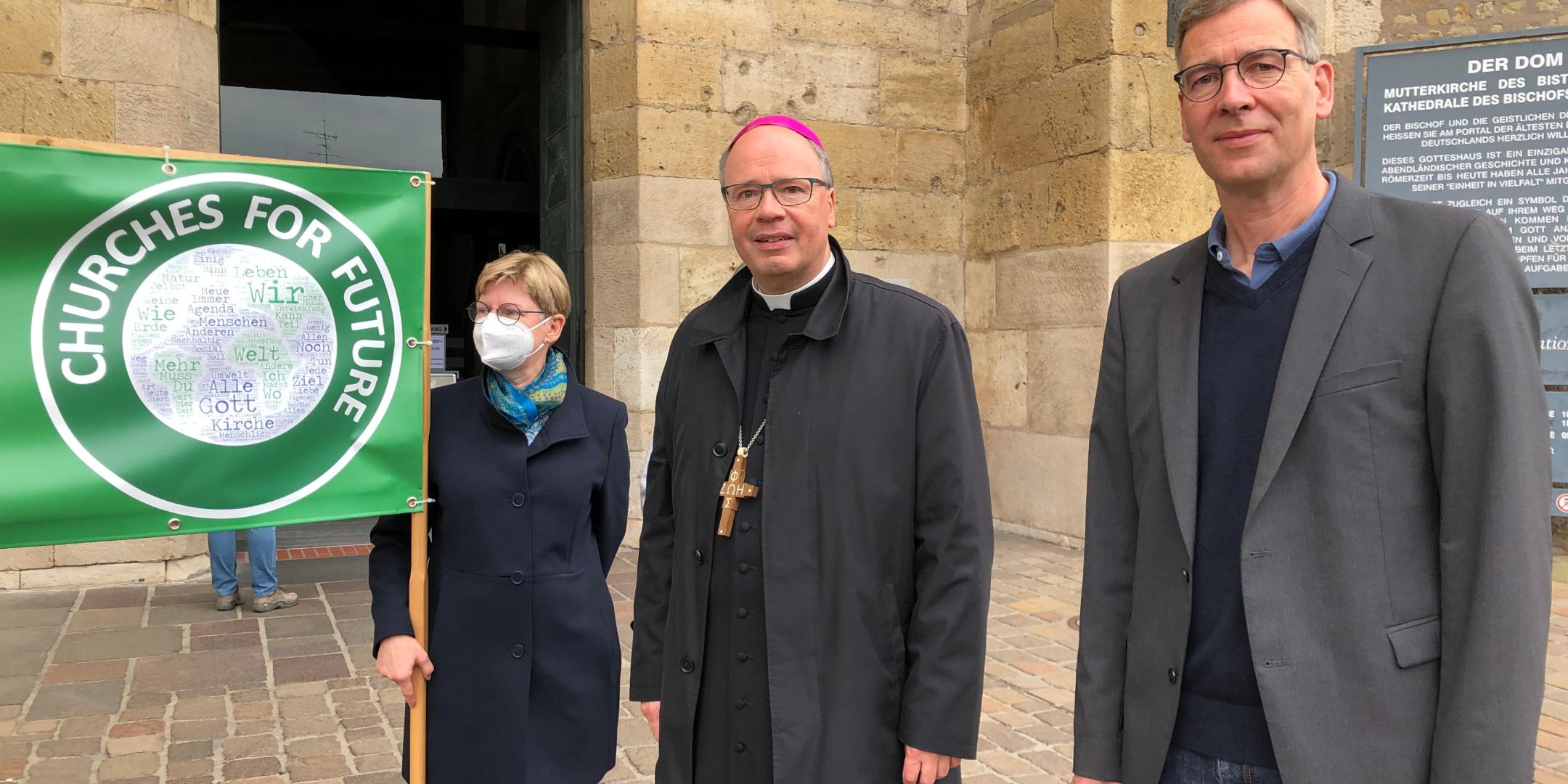 BU: Bischof Dr. Stephan Ackermann und Superintendent Dr. Jörg Weber sowie Rosemarie Schiffer-Wagner von der Diözesanstelle Weltkirche nach der Andacht vor dem Dom, wo die Fridays-for-Future Demonstrationen am 24.9. stattfanden. Foto: Schneider - Pressestelle