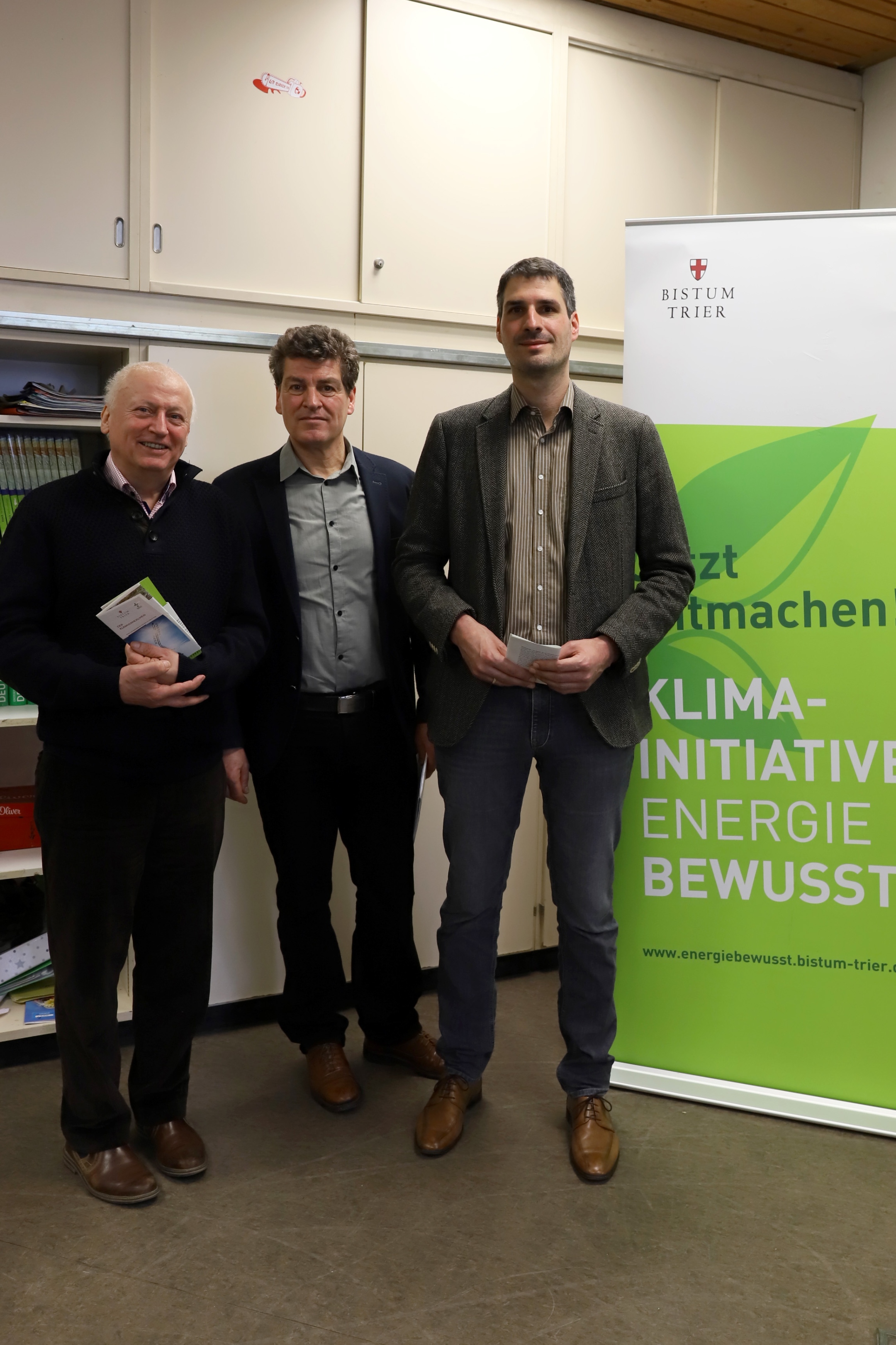 vlnr. Dr. Gundo Lames, (Direktor Bereich Ziele und Entwicklung im Bistum Trier), Roland Horne (Leiter der Landeszentrale für Umweltaufklärung Rheinland-Pfalz), Andreas Hochhalter (Schulleiter St. Maximin-Schule)
