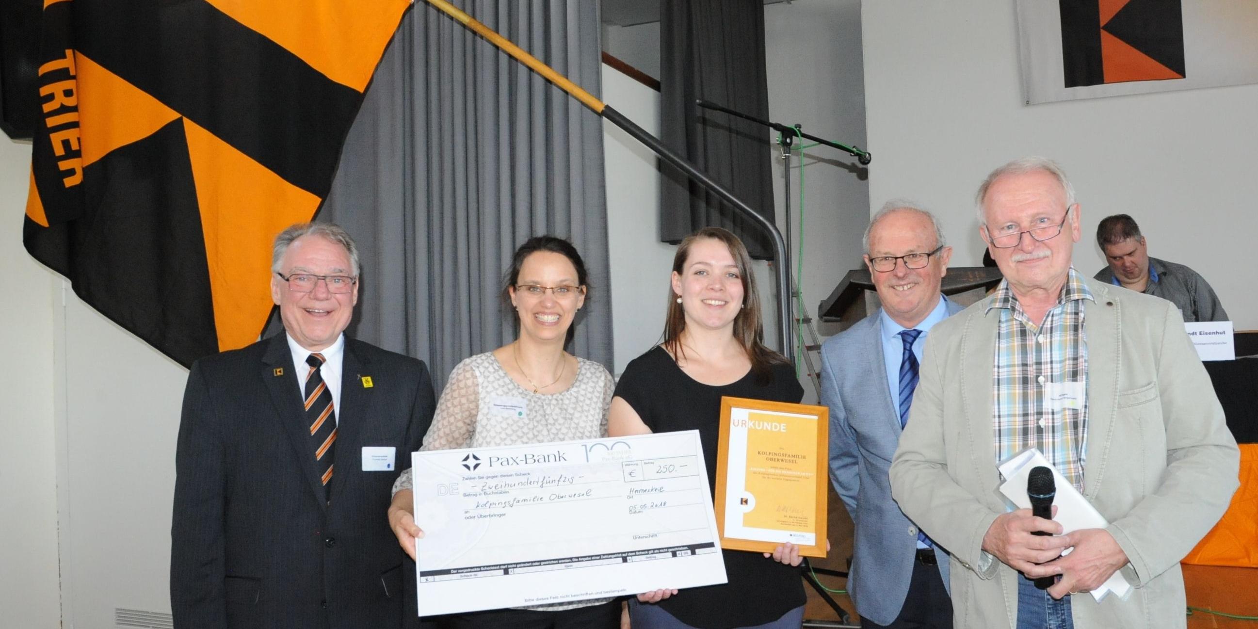 Für die Kolpingsfamilie Oberwesel nimmt Vorsitzende Nora Eisenhauer (3.v.l.) die Urkunde und den symbolischen Scheck für den erstmals verliehenen Preis „Soziale Projekte“ entgegen. Mit im Bild (v.l.) Präses Thomas Gerber, DV-Trier-Geschäftsführerin Julia Semmling und Hans-Heinrich Steigerwald (r.), der die Urkunde als Beauftragter für Sozialpolitik und Selbstverwaltung überreichte.