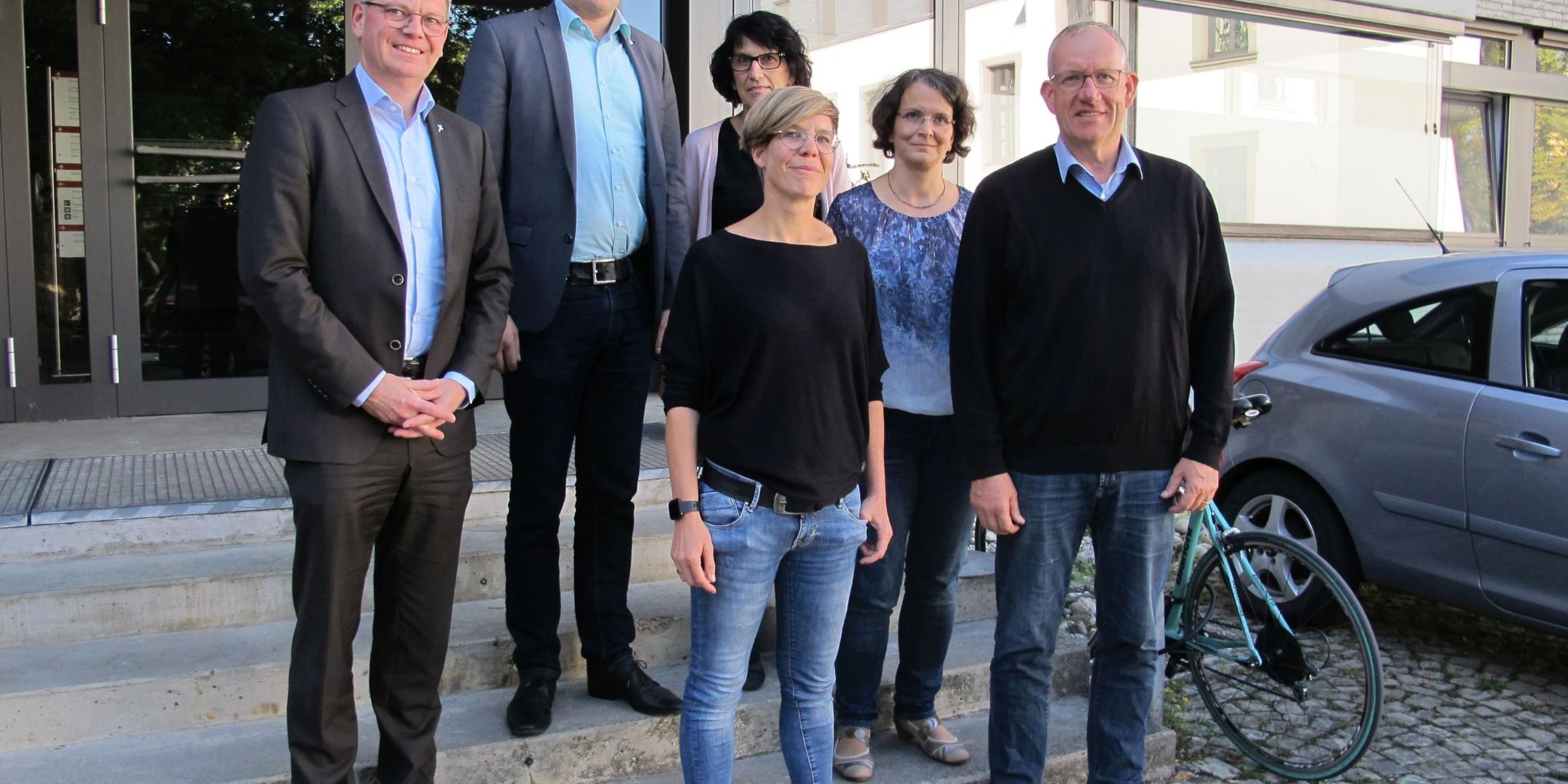 Die neue Kommission „Geschlechtergerechtigkeit“. Von rechts: Wolfgang Arck, Katja Seel, Kerstin Knopp, Dr. Anne Conrad und Michael Molitor. Begrüßt wurden sie zu ihrer konstituierenden Sitzung von Generalvikar Dr. Ulrich Graf von Plettenberg (links). Es fehlt auf dem Foto Stephan Arnold.