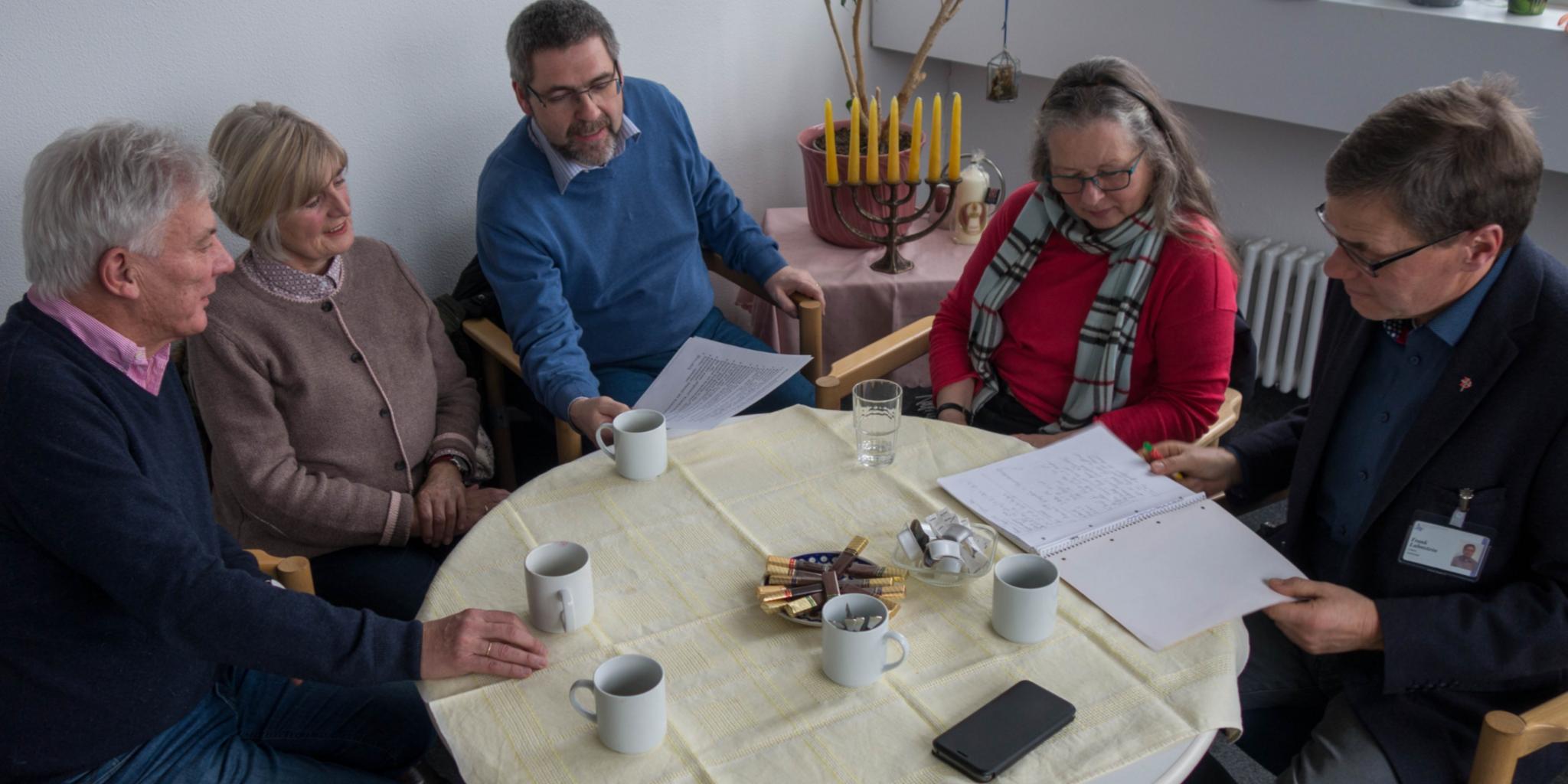 Besprechung vor dem nächsten Einsatz: Harald Orth, Margarete Schulz, Peter Egenolf, Hildegard Kunert und Frank Lahnstein (v. links).