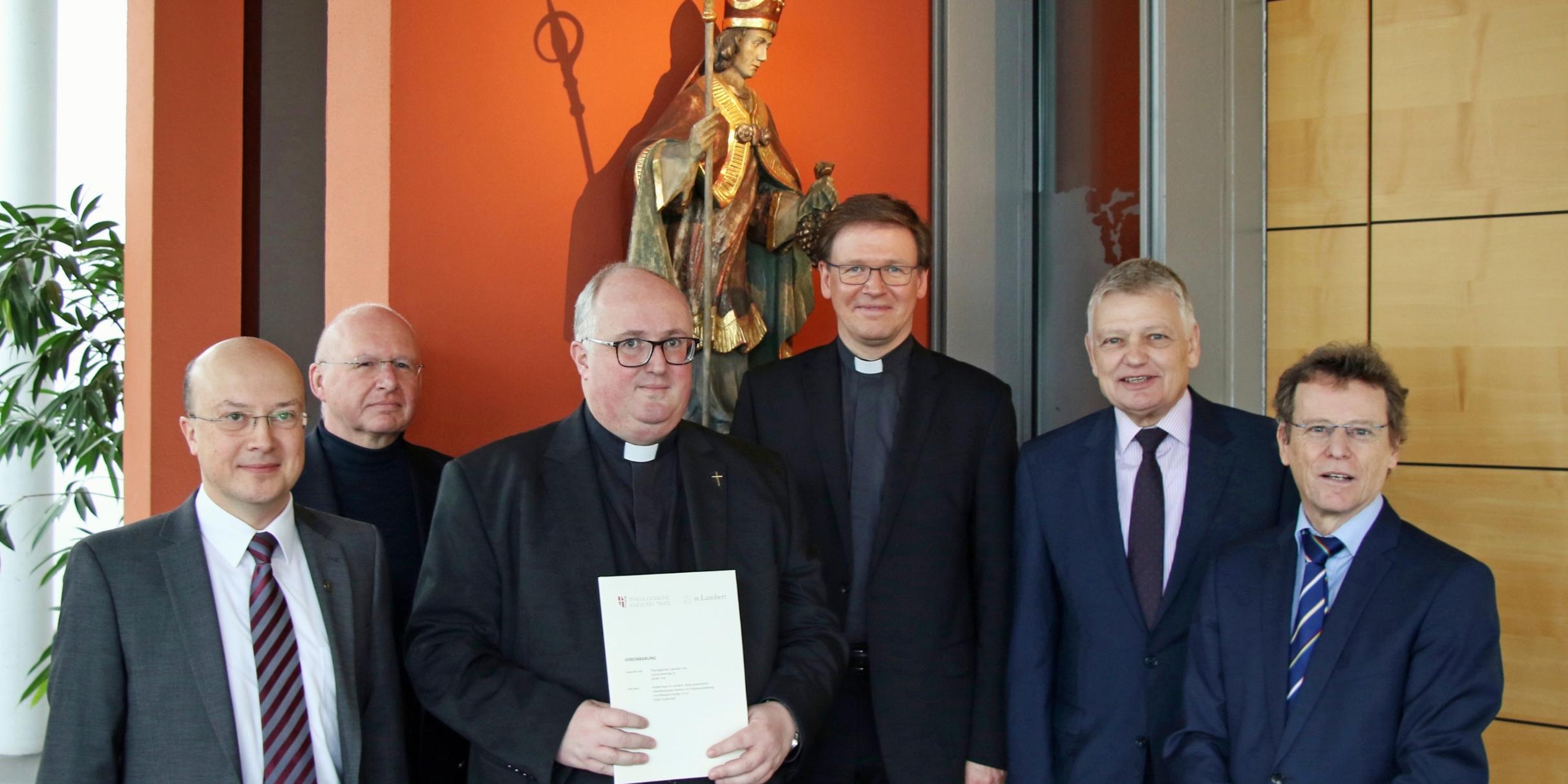 Professor Johannes Brantl (Rektor der Fakultät), Prof. Armin Wildfeuer, Regens Volker Malburg (Lantershofen), Prof. Christoph Ohly, Prof. Aloys Buch, Prof. Bernhard Schneider. Foto: Brandt