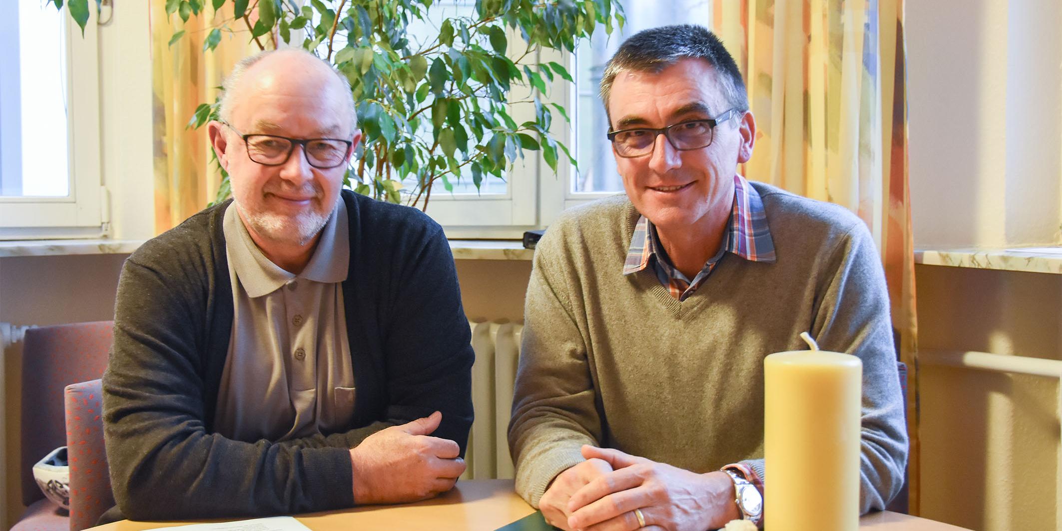 Pfarrer Erwin Graus (l.) und Pastoralreferent Herrmann-Josef Mayers in ihrem Büro in der Caritasklinik.