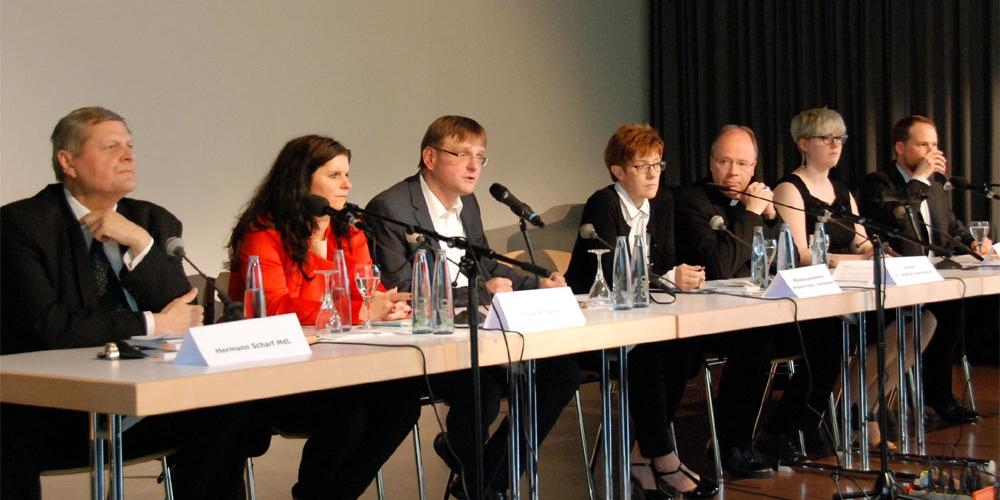 Das Podium vlnr.: Hermann Scharf, Tina Schöpfer, Moderator Christian Otterbach, Ministerpräsidentin Annegrat Kramp-Karrenbauer, Bischof Dr. Stephan Ackermann, Sarah Detambel und Michael Hilberer