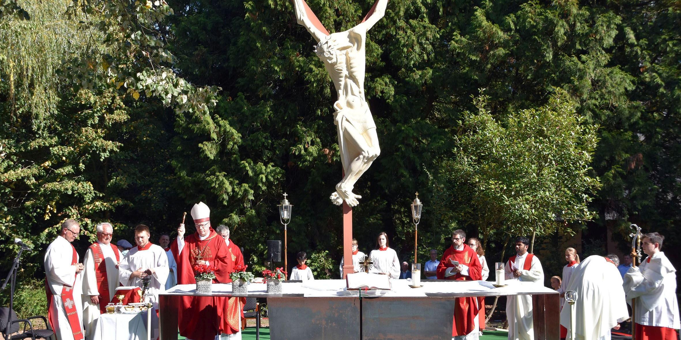 Bischof Dr. Stephan Ackermann bei der Einsegnung des neu errichteten Altars in Püttlingen. Foto: Hans Georg Schneider