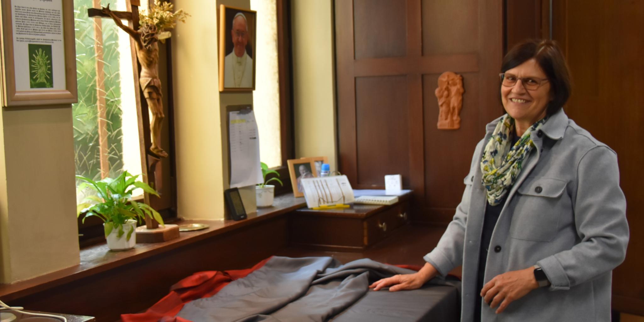 In der Sakristei legt Küsterin Ellen Huwig die Messgewänder des Pastors bereit. Foto: Ute Kirch