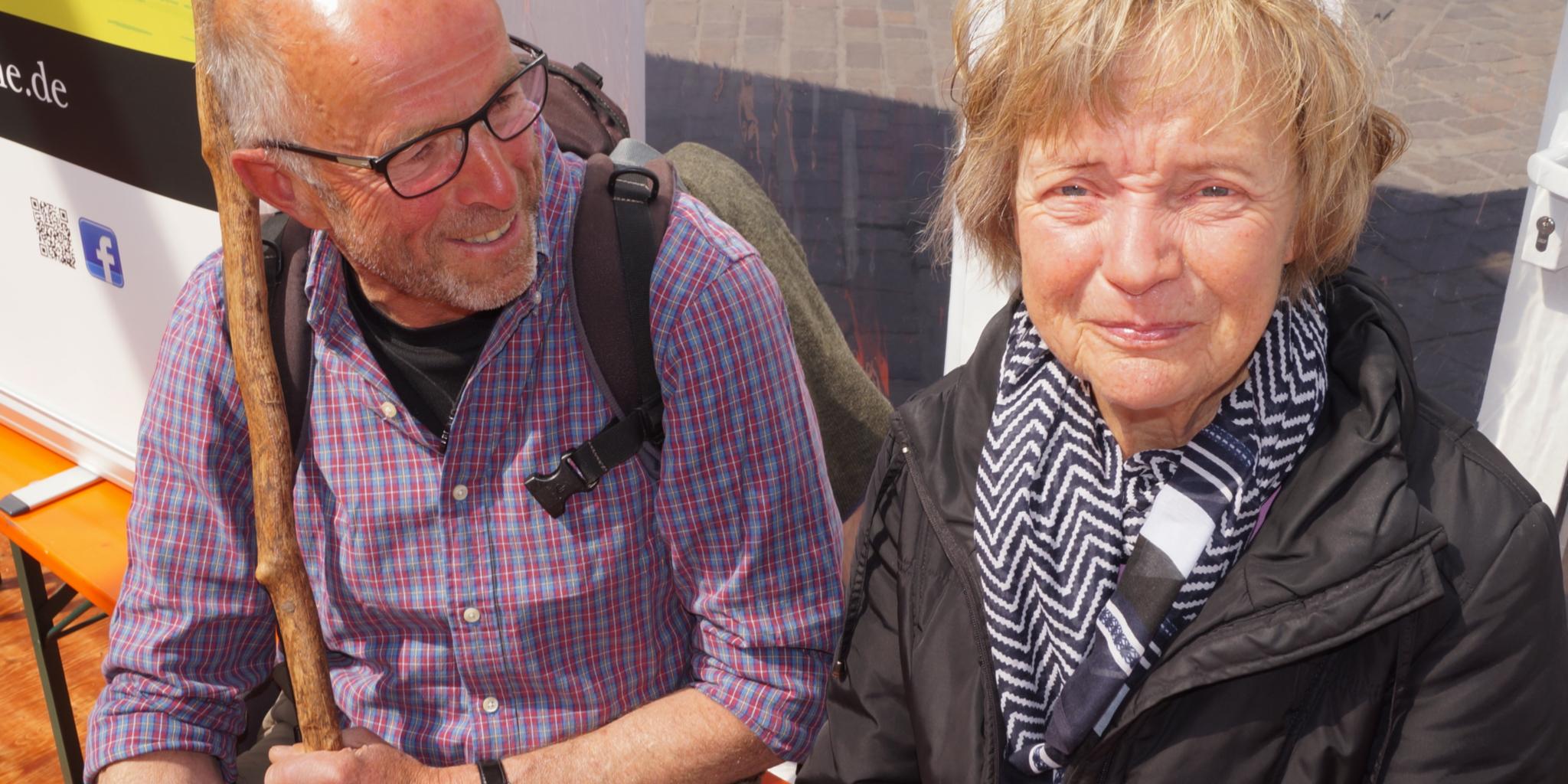 Unerwartete Bekanntschaft: Gottesdienstbesucherin Sophia Lindacher und Pilger Reinhard Janssen