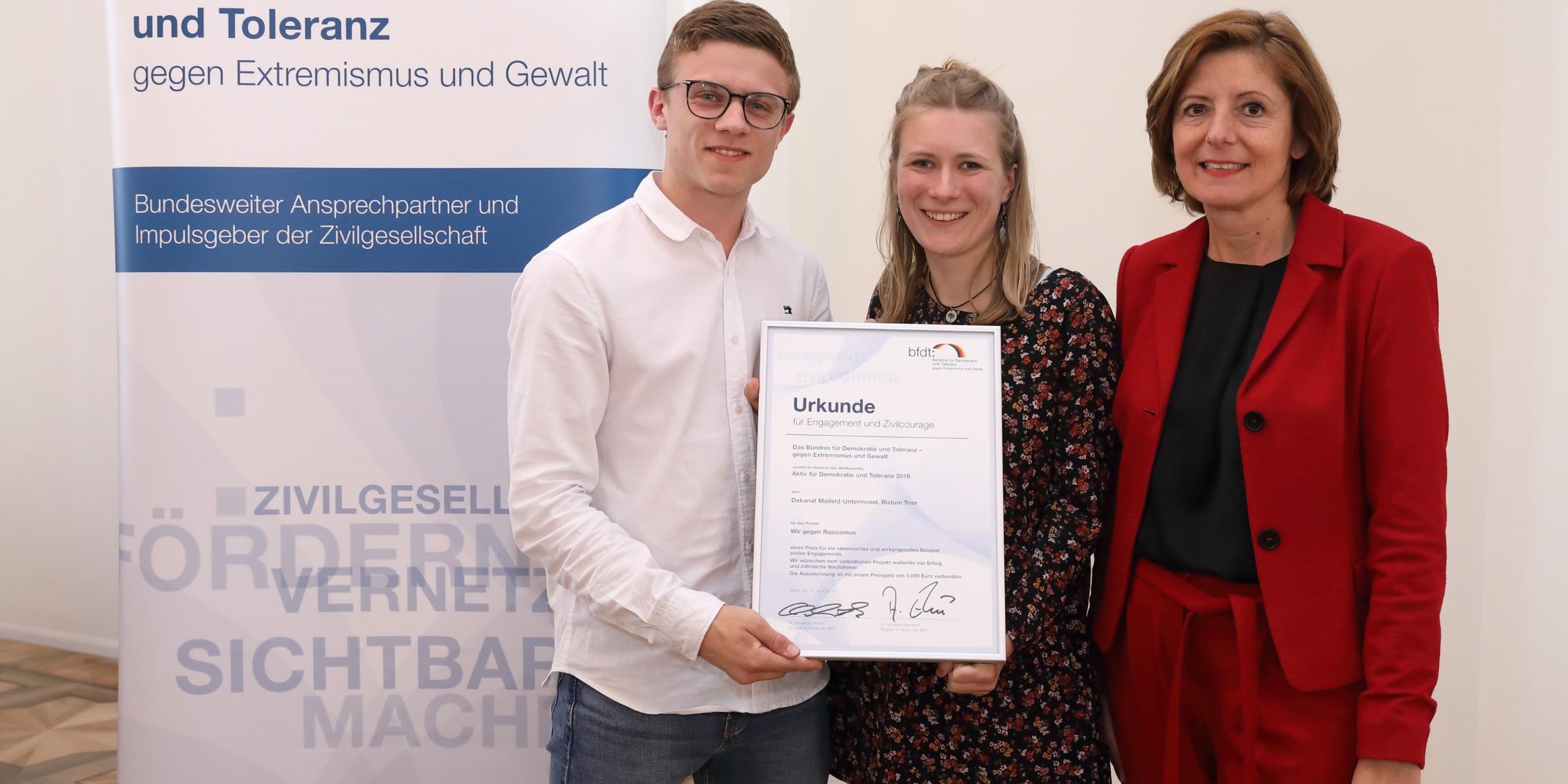 Lukas Kurpjuhn und Paulina Zentner mit Ministerpräsidentin Malu Dreyer