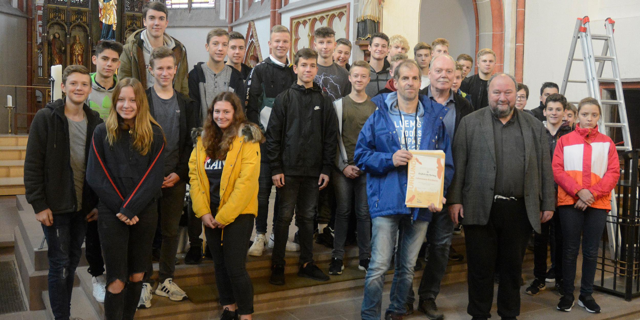 Die Jugendlichen der Pfarreiengemeinschaft zusammen mit Pastor Klaus Bender (vorne rechts)
