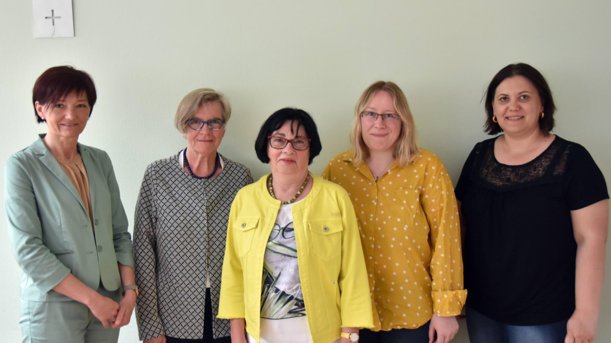 Das Sprecherinnen-Team der Landesarbeitsgemeinschaft Katholischer Frauenverbände im Saarland: Katja Göbel (Katholisches Büro Saarland), Gertrud Schwartz (kfd Speyer), die scheidende Vorsitzende Irene Horras (kfd Trier), die neue Vorsitzende Bettina Wagner (KAB) und Diana Balanescu (Berufsverband der Pfarrsekretärinnen). Foto: Ute Kirch/Bistum Trier