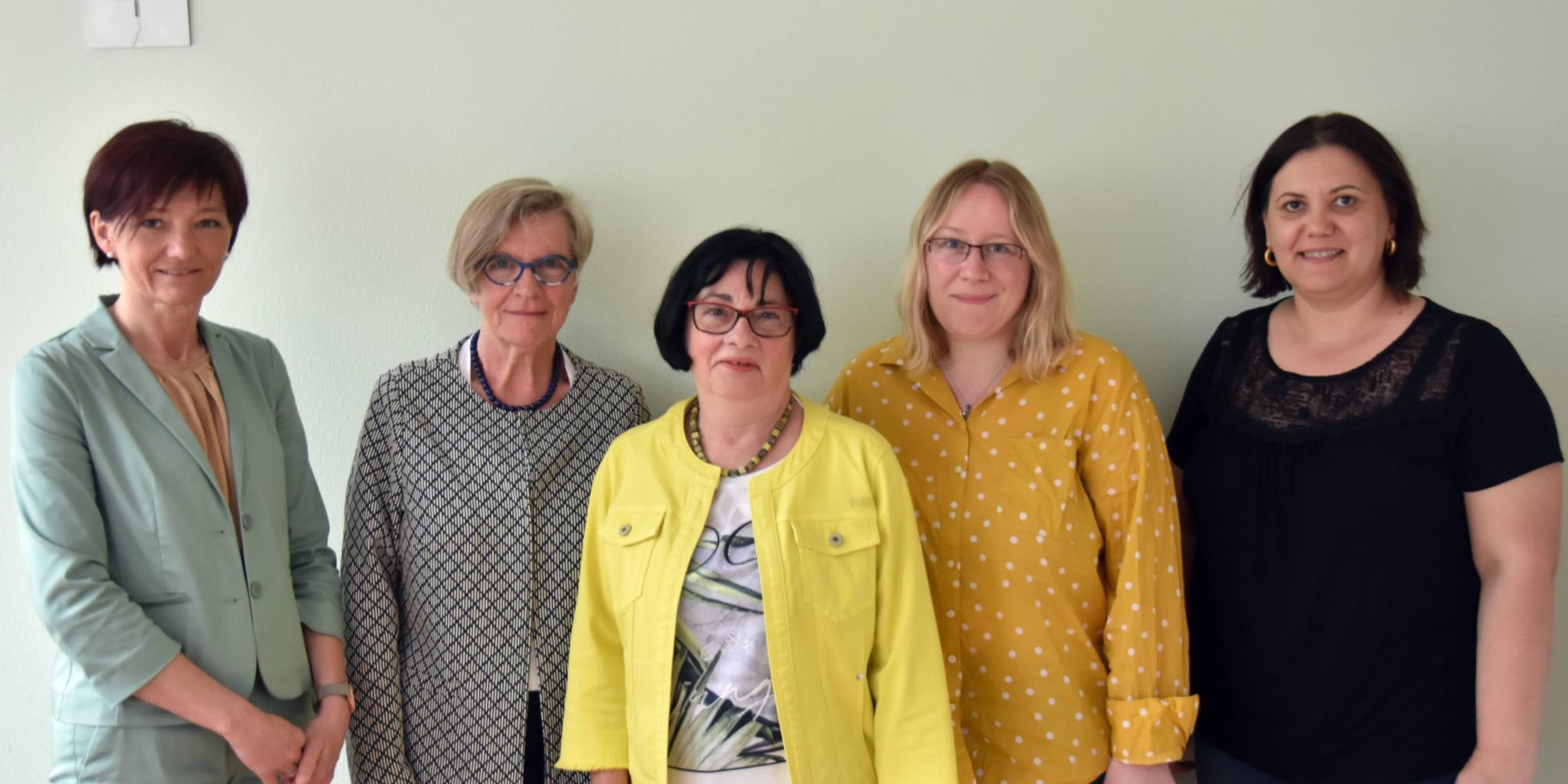 Das Sprecherinnen-Team der Landesarbeitsgemeinschaft Katholischer Frauenverbände im Saarland: Katja Göbel (Katholisches Büro Saarland), Gertrud Schwartz (kfd Speyer), die scheidende Vorsitzende Irene Horras (kfd Trier), die neue Vorsitzende Bettina Wagner (KAB) und Diana Balanescu (Berufsverband der Pfarrsekretärinnen). Foto: Ute Kirch/Bistum Trier