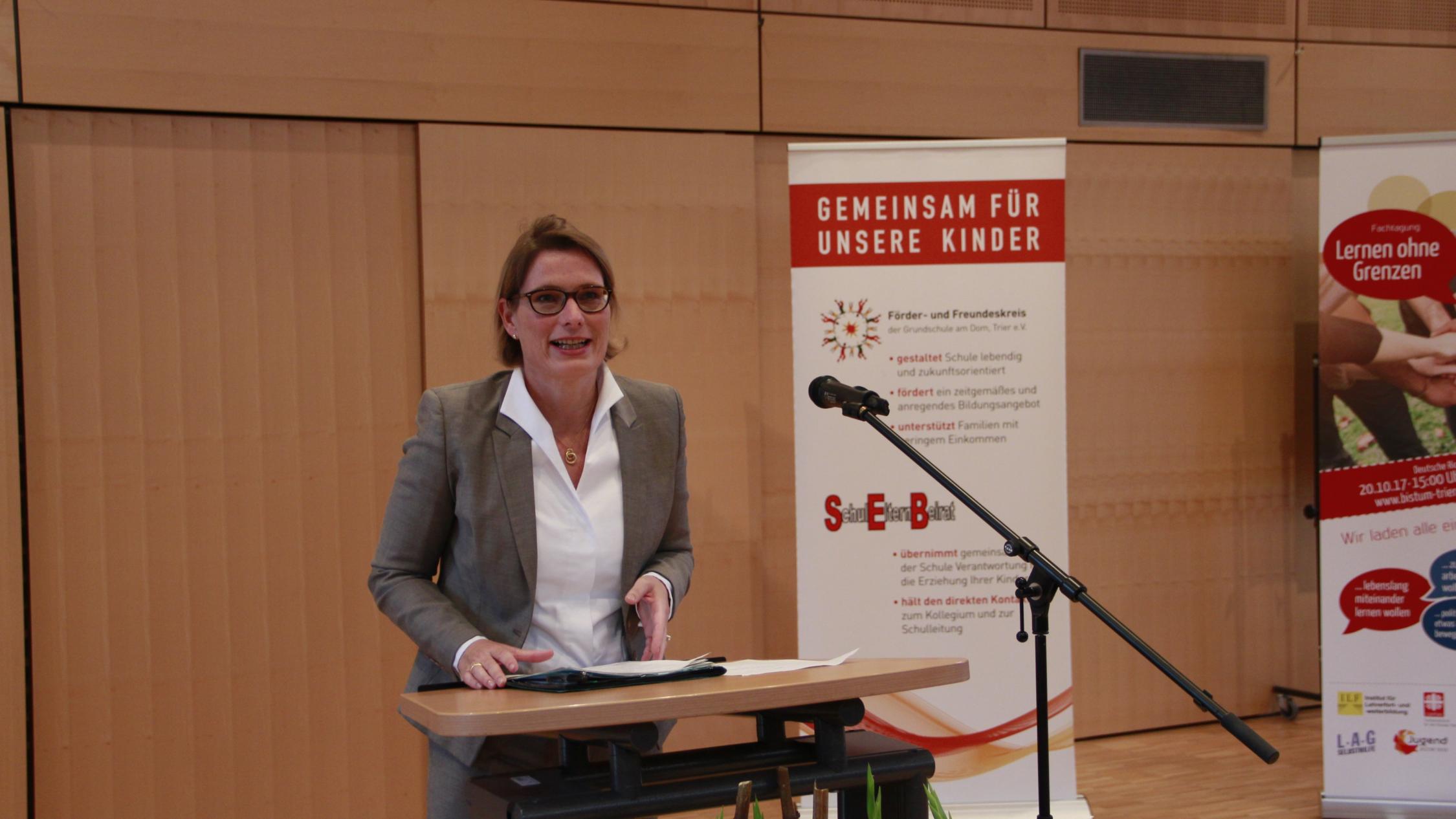 Ministerin Hubig sprach bei der LAG Katholische Schulen.
