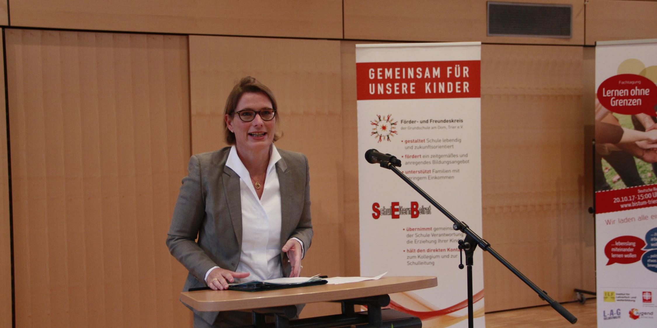 Ministerin Hubig sprach bei der LAG Katholische Schulen.
