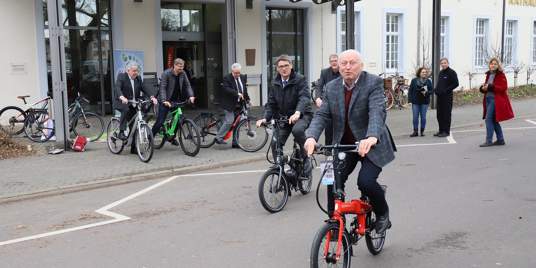 (v.l.n.r.) Paul Lentes, Jörg Weber, Andreas Ludwig, Günther Schartz, Gregor Schäfer und Dr. Gundo Lames