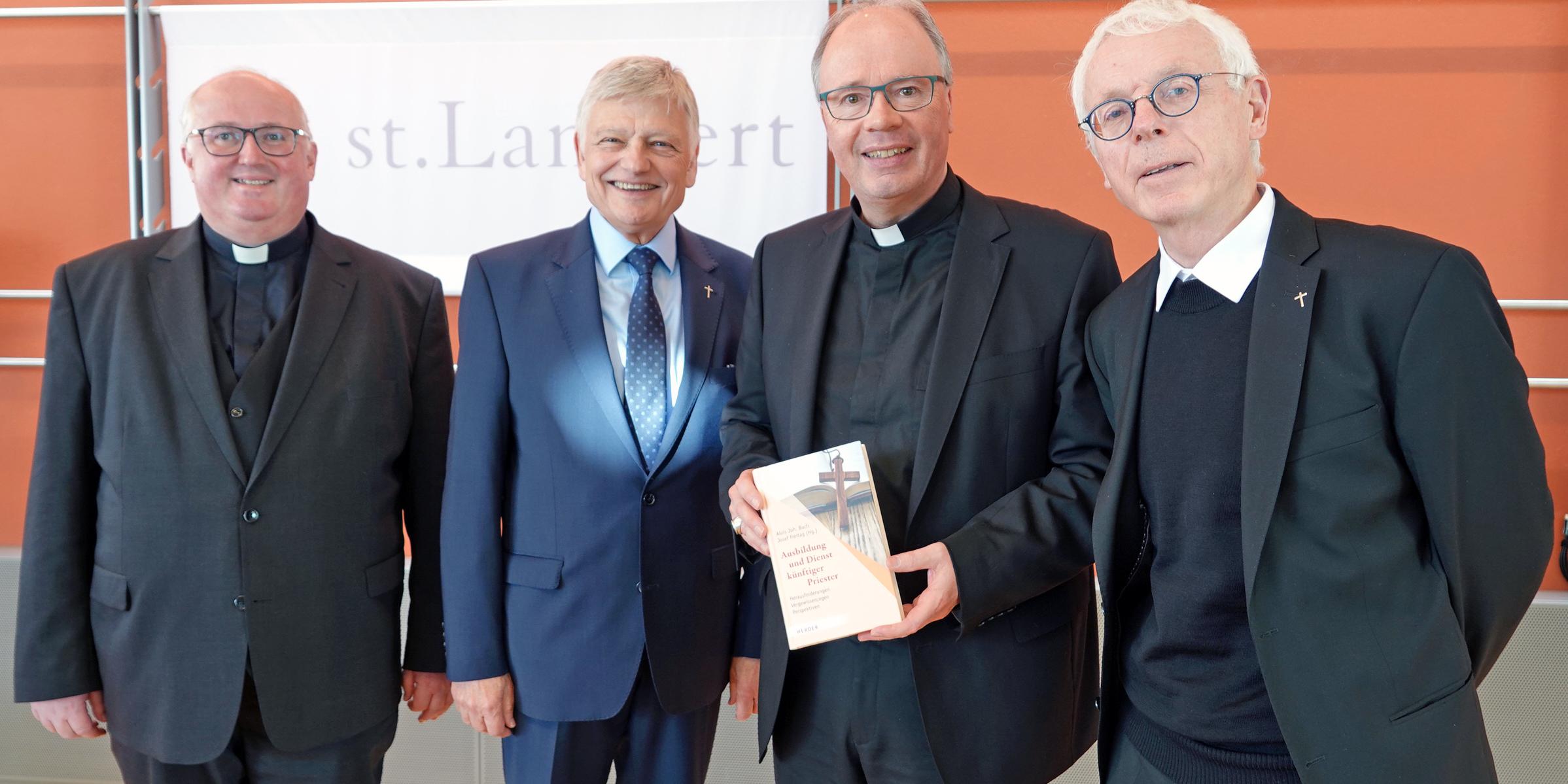 Regens Dr. Volker Malburg (links) und Bischof Dr. Stephan Ackermann (Dritter von links) waren beeindruckt von der Buchvorstellung „Ausbildung und Dienst künftiger Priester“ der beiden Lantershofener Autoren Prof. Aloys Joh. Buch (Zweiter von links) und Prof. Josef Freitag (rechts). Foto: Volker Jost / Bistum Trier