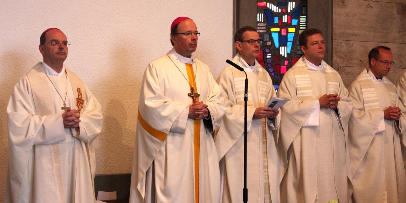 Gottesdienst zum Abschied von Regens Dr. Michael Bollig (3.v.re.) mit Bischof Dr. Stephan Ackermann (2.v.li.), Weihbischof Robert Brahm (li.), Subregens Philip Peters (2.v.re.) und Spiritual Dr. Christian Hartl