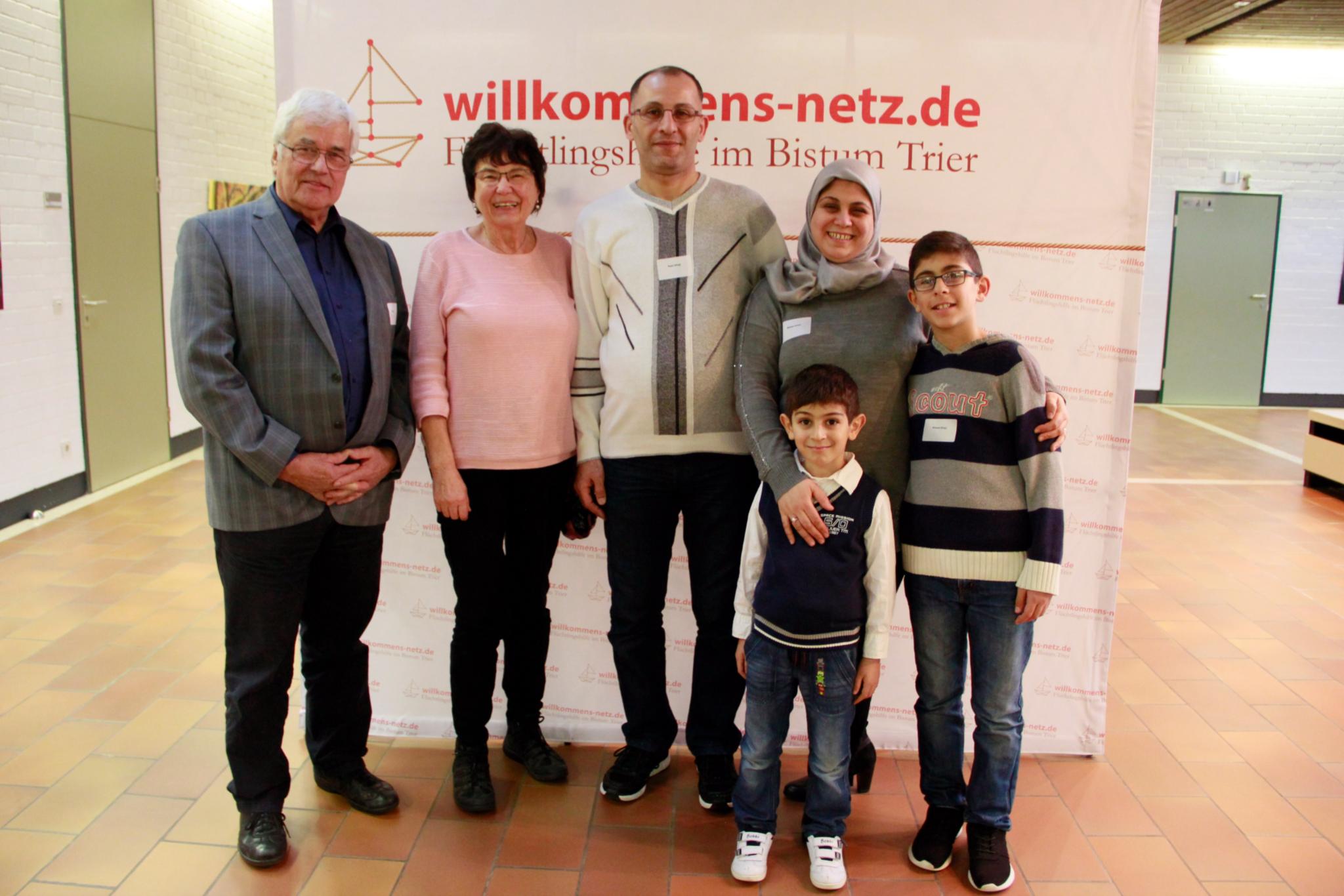 Sie sind ein Musterbeispiel dafür, wie Integration mithilfe von Ehrenamtlichen gut gelingen kann: Dittmar und Lilli Lauer aus Kell, Maisaa Hamwi, Read Alhajji, ihre Söhne Youseff (5) und Ahmad (12), die inzwischen in Hermeskeil ein Zuhause gefunden haben.