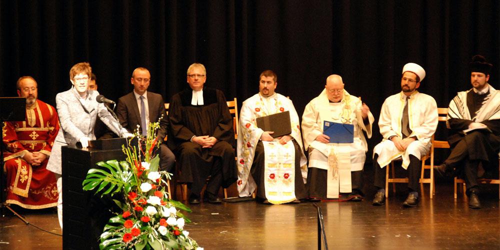 Ministerpräsidentin Annegret Kramp-Karrenbauer spricht beim Friedensgebet der Religionen