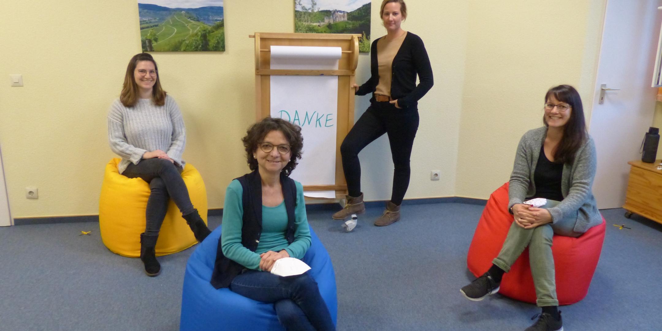 Nathalie Thome, Doris Blesius, Esther Thönnes (stehend) und Simone Ibald Strauch (von links nach rechts), Beraterinnen in der Lebensberatungsstelle in Cochem.