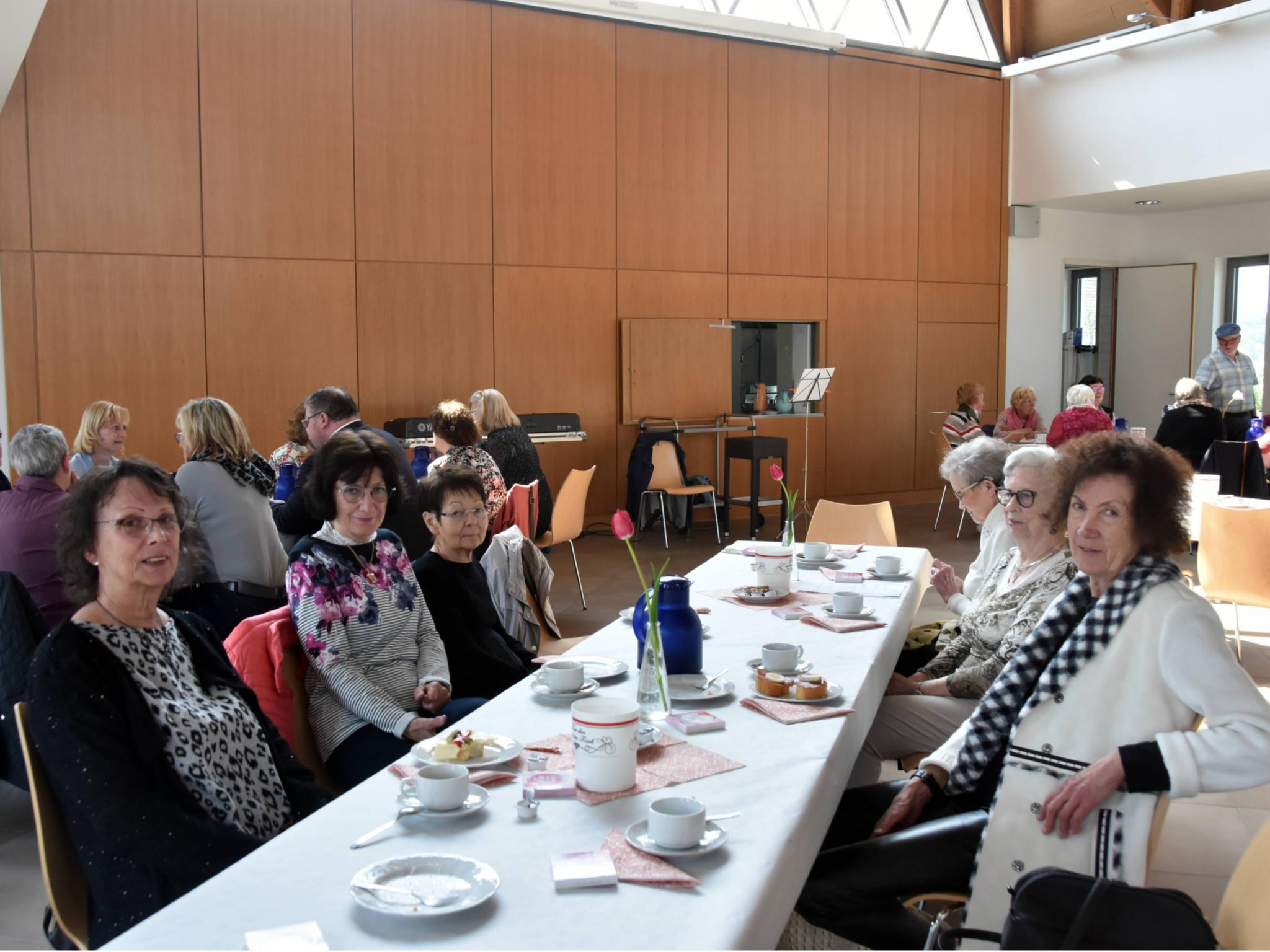 Zehn Jahre Lebenscafé Geheischnis wurden am 2. Mai im Pfarrzentrum St. Johannes in Wellesweiler bei Kaffee und Kuchen gefeiert. Foto: Ute Kirch/Bistum Trier