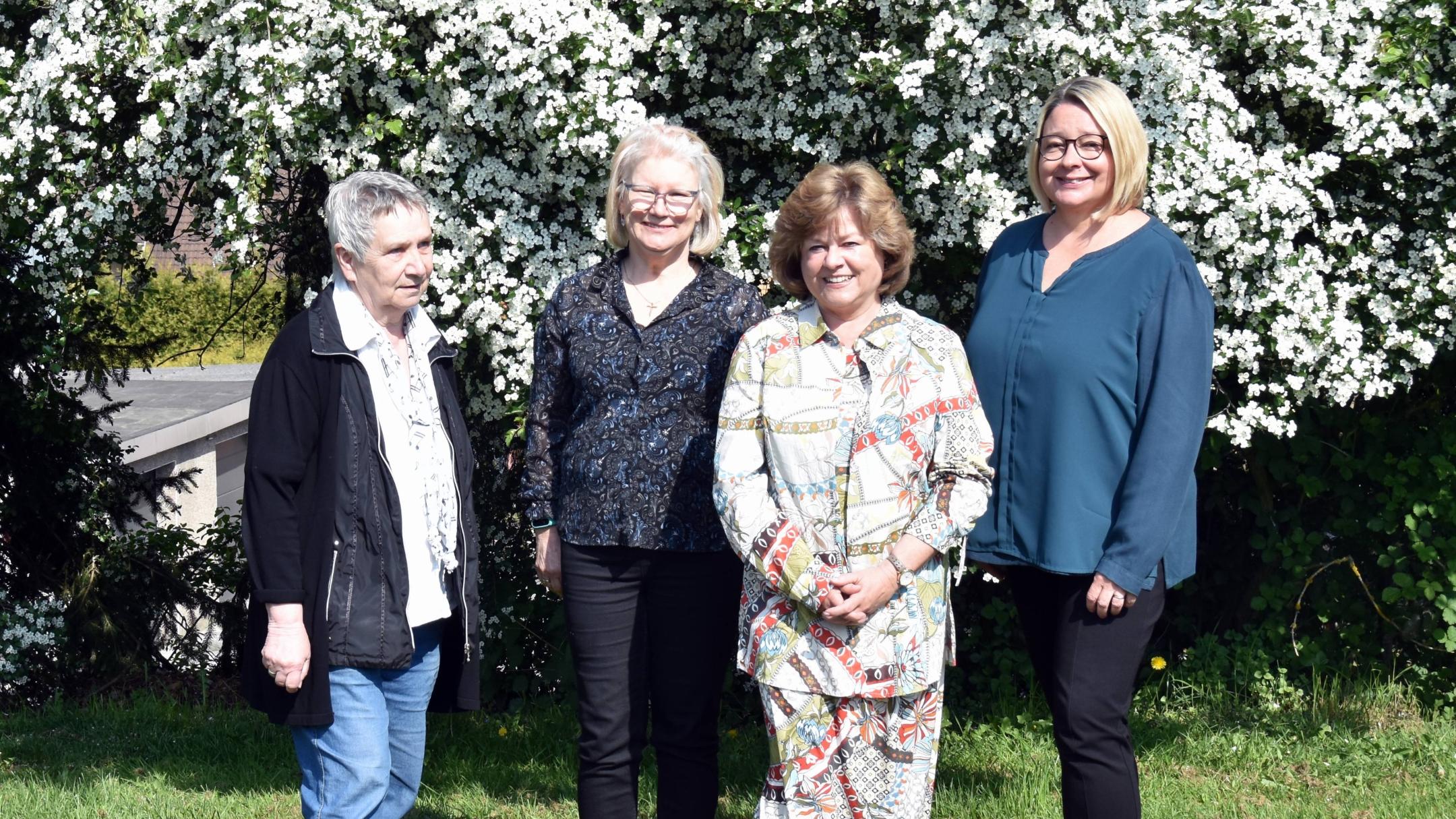 Lioba Simon-Atzert, Gabi Raber, Sibylle Rhein und Dagmar Hoffmann organisieren seit zehn Jahren das Lebenscafé Geheischnis. Foto: Ute Kirch/Bistum Trier