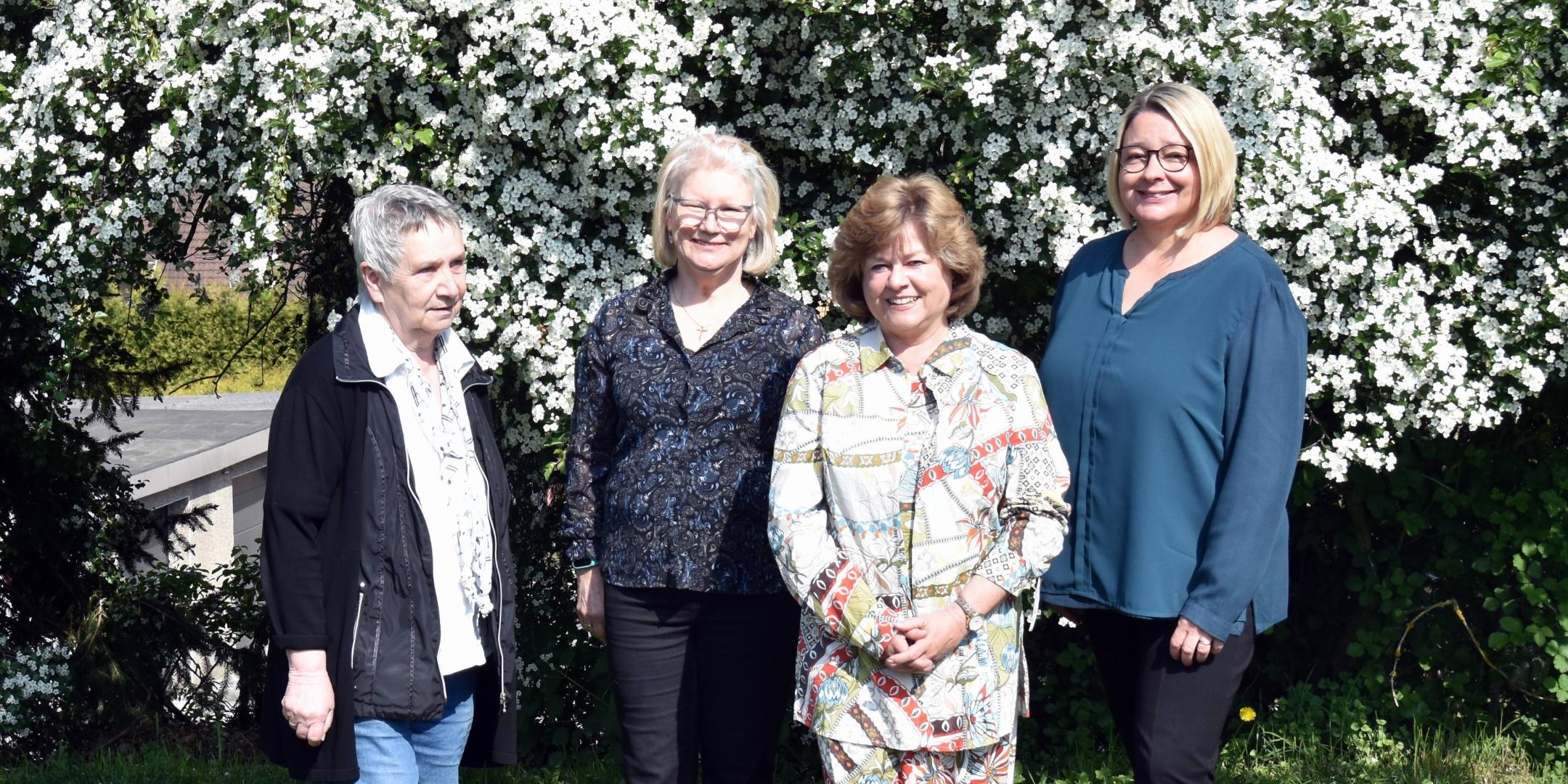 Lioba Simon-Atzert, Gabi Raber, Sibylle Rhein und Dagmar Hoffmann organisieren seit zehn Jahren das Lebenscafé Geheischnis. Foto: Ute Kirch/Bistum Trier