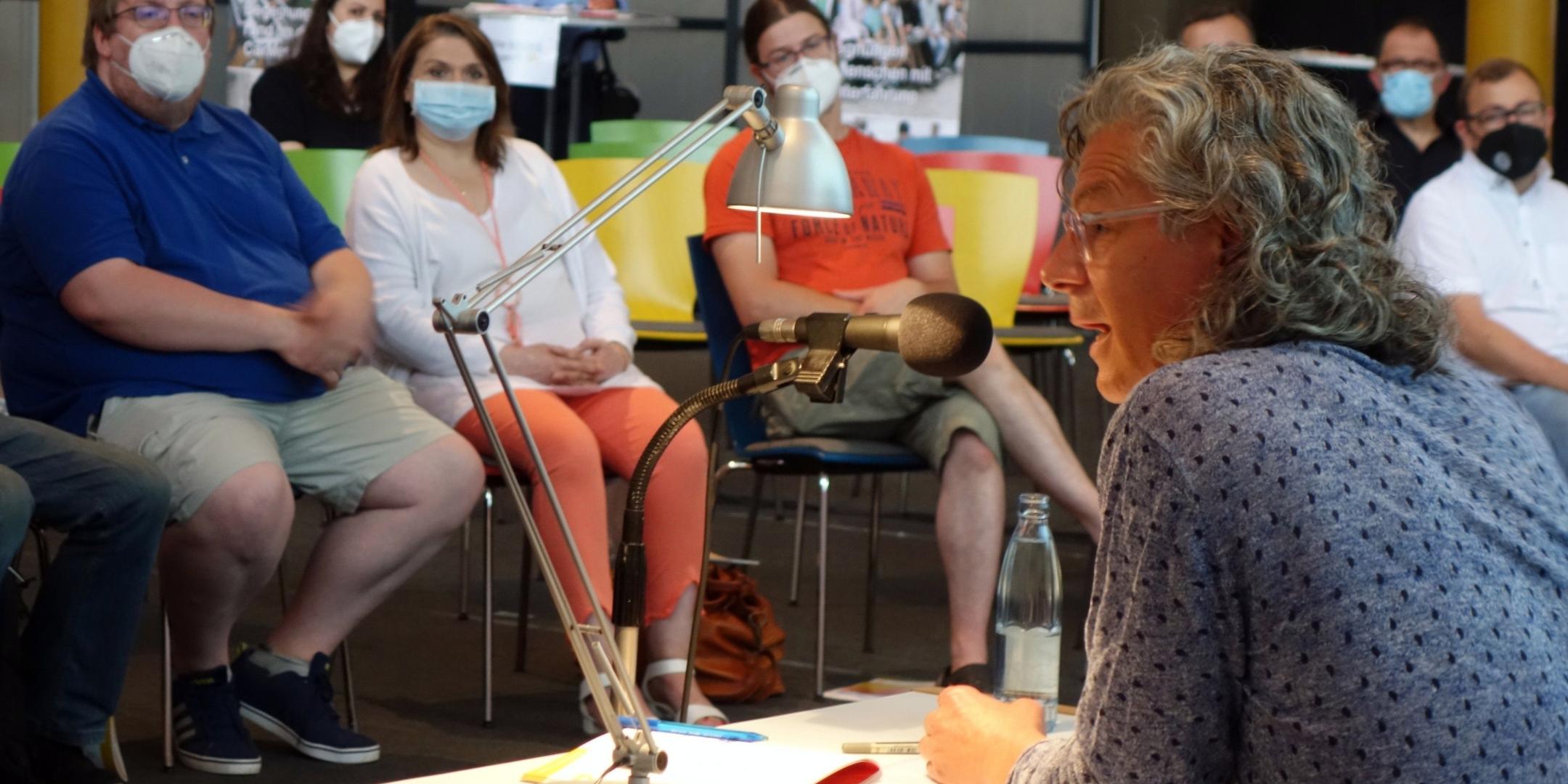 Der Journalist Carsten Tesch stellt Menschen und deren Geschichten vor. (Foto: Julia Fröder/Bistum Trier)