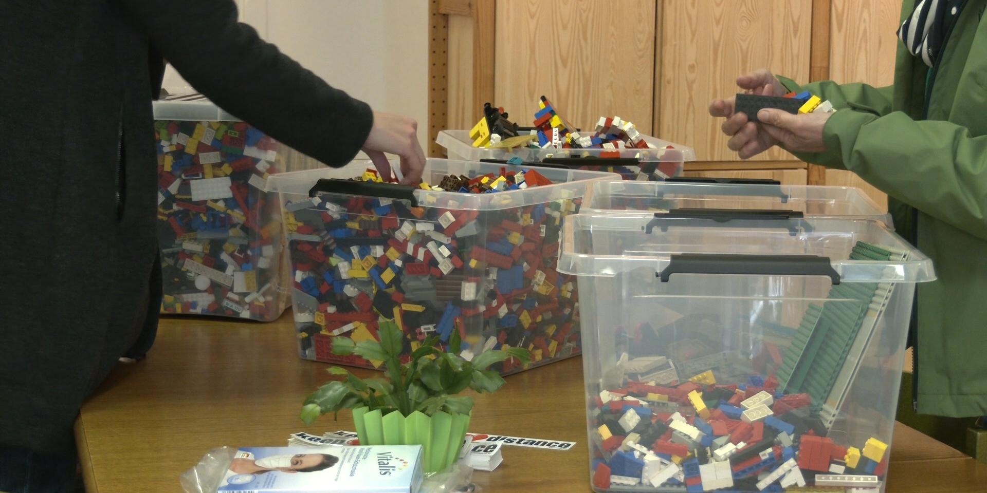 Aus den bunten Lego-Kunststoff-Steinen entstehen Rampen (Foto: Oliver Jax)