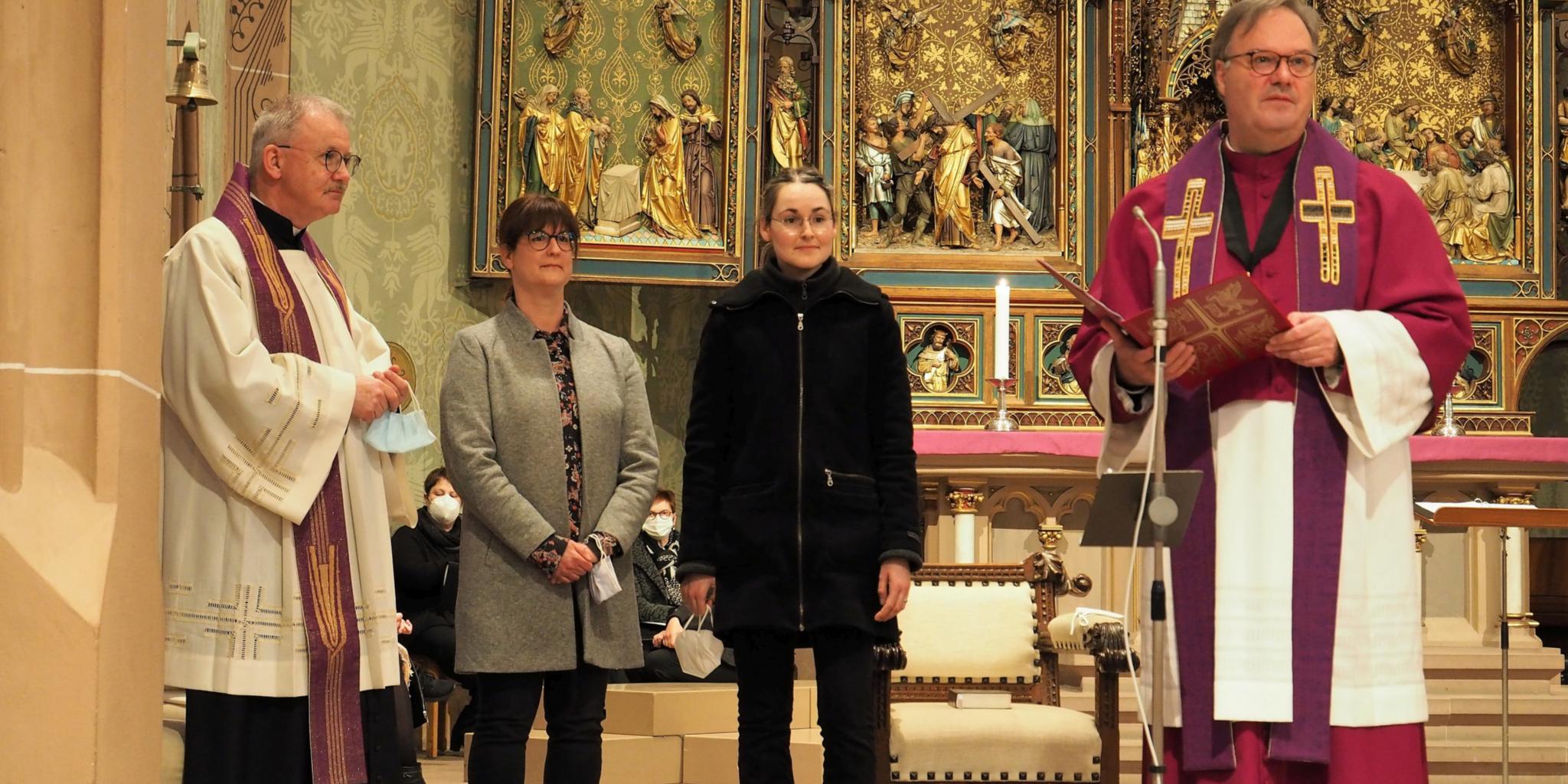 Dr. Hans Günter Ullrich (rechts) stellt das Leitungsteam des Pastoralen Raums Schweich vor: Dekan Ralf-Matthias Willmes, Janin Kanitz und Susanne Münch-Kutscheid (von links). (Foto: Stefan Endres/Bistum Trier)