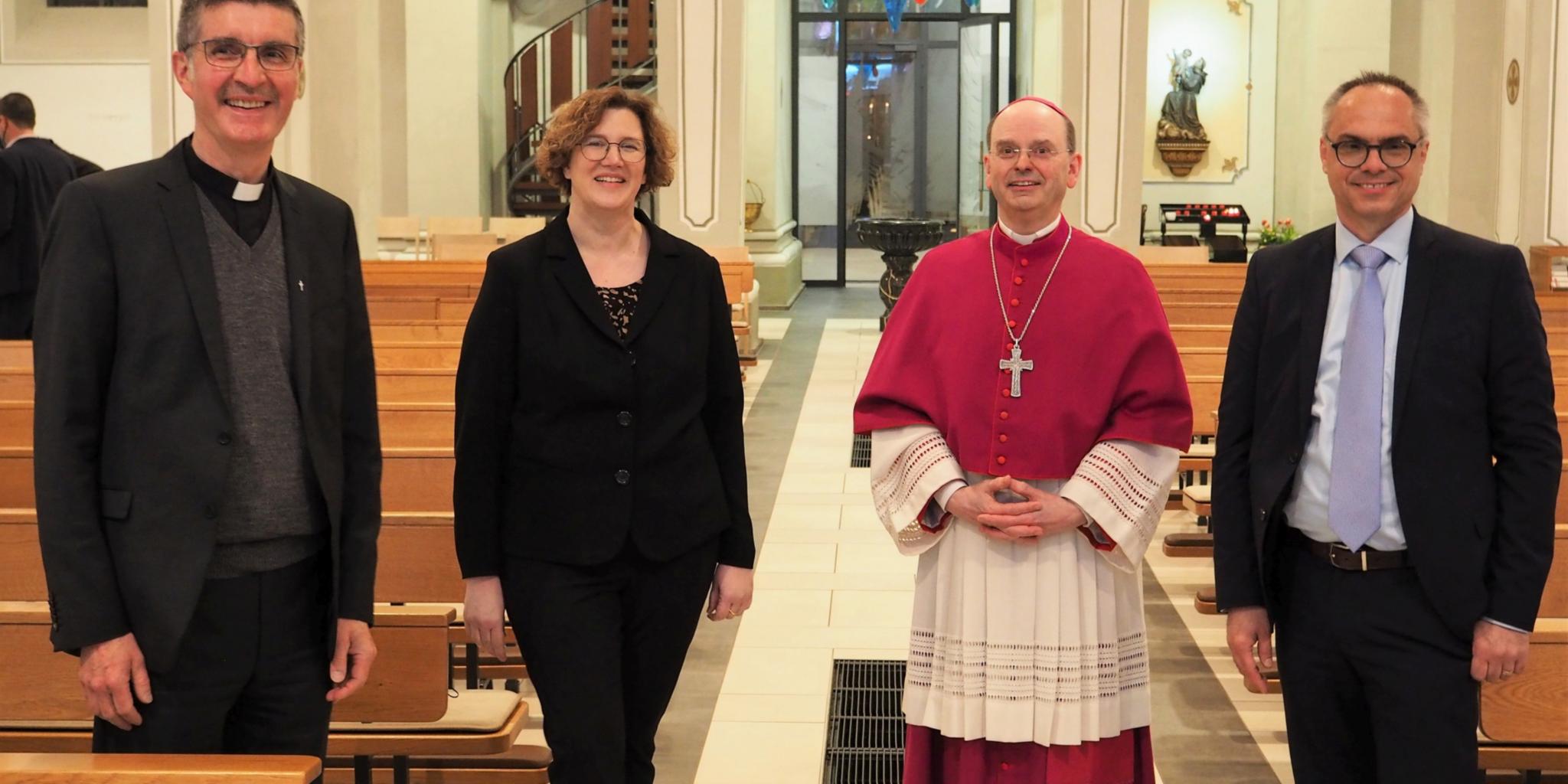 Das Leitungsteam des Pastoralen Raums Wittlich mit Weihbischof Robert Brahm: Dekan Matthias Veit, Nicole Claire Heckmann (von links) und Marco Brixius (rechts). (Fotos: Stefan Endres/Bistum Trier)