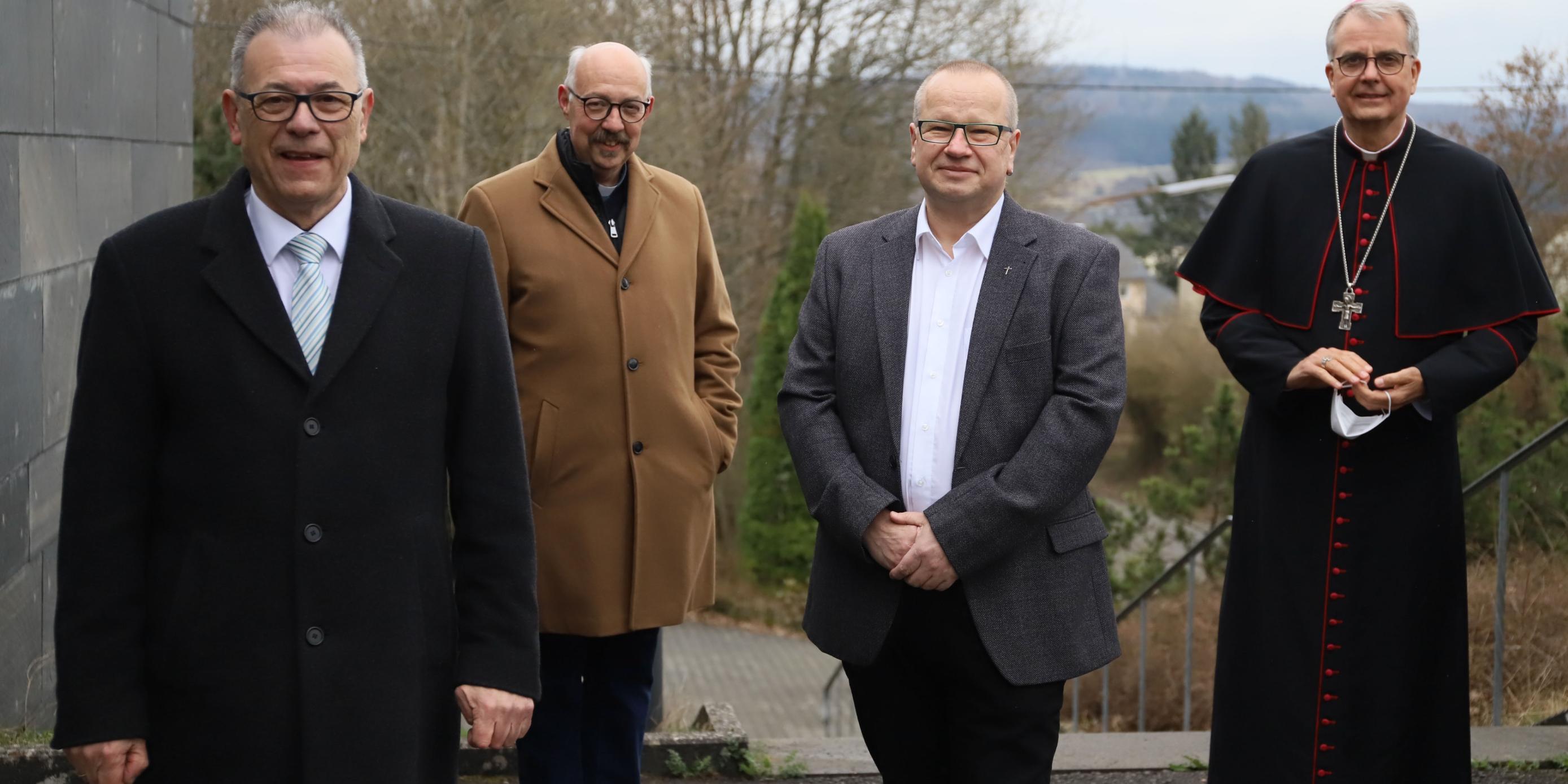 Die Mitglieder des Leitungsteams Idar-Oberstein: vlnr. Felix Esper, Walter Fuß und Peter Munkes; rechts: Weihbischof Jörg Michael Peters (Fotos: Judith Rupp/Bistum Trier)