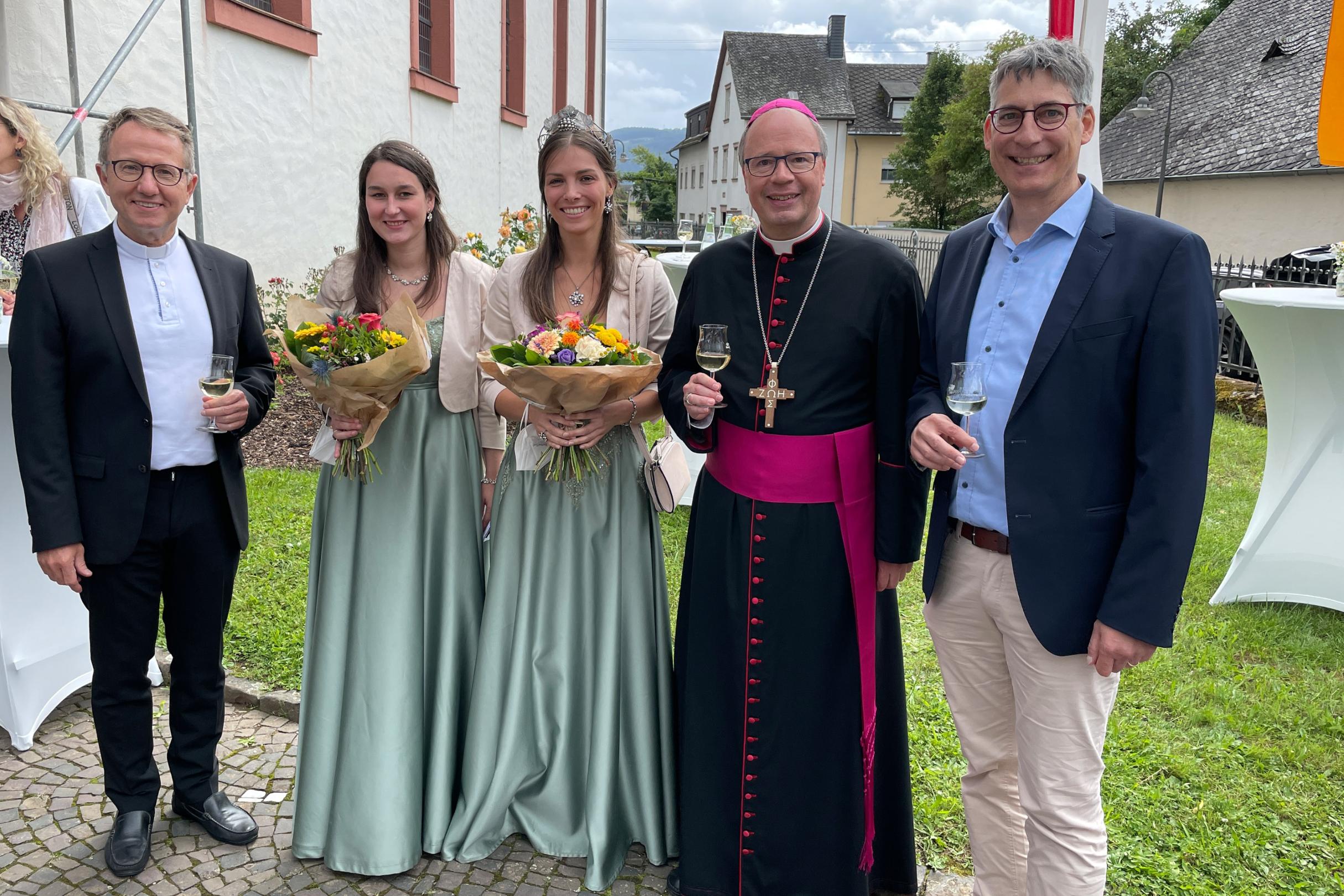Dechant Dr. Ralph Hildesheim, Weinkönigin Luisa I. und ihre Weinprinzessin Eva, Bischof Dr. Stephan Ackermann und Bürgermeister Manfred Wagner (Foto: S. Bastreri/Bistum Trier)
