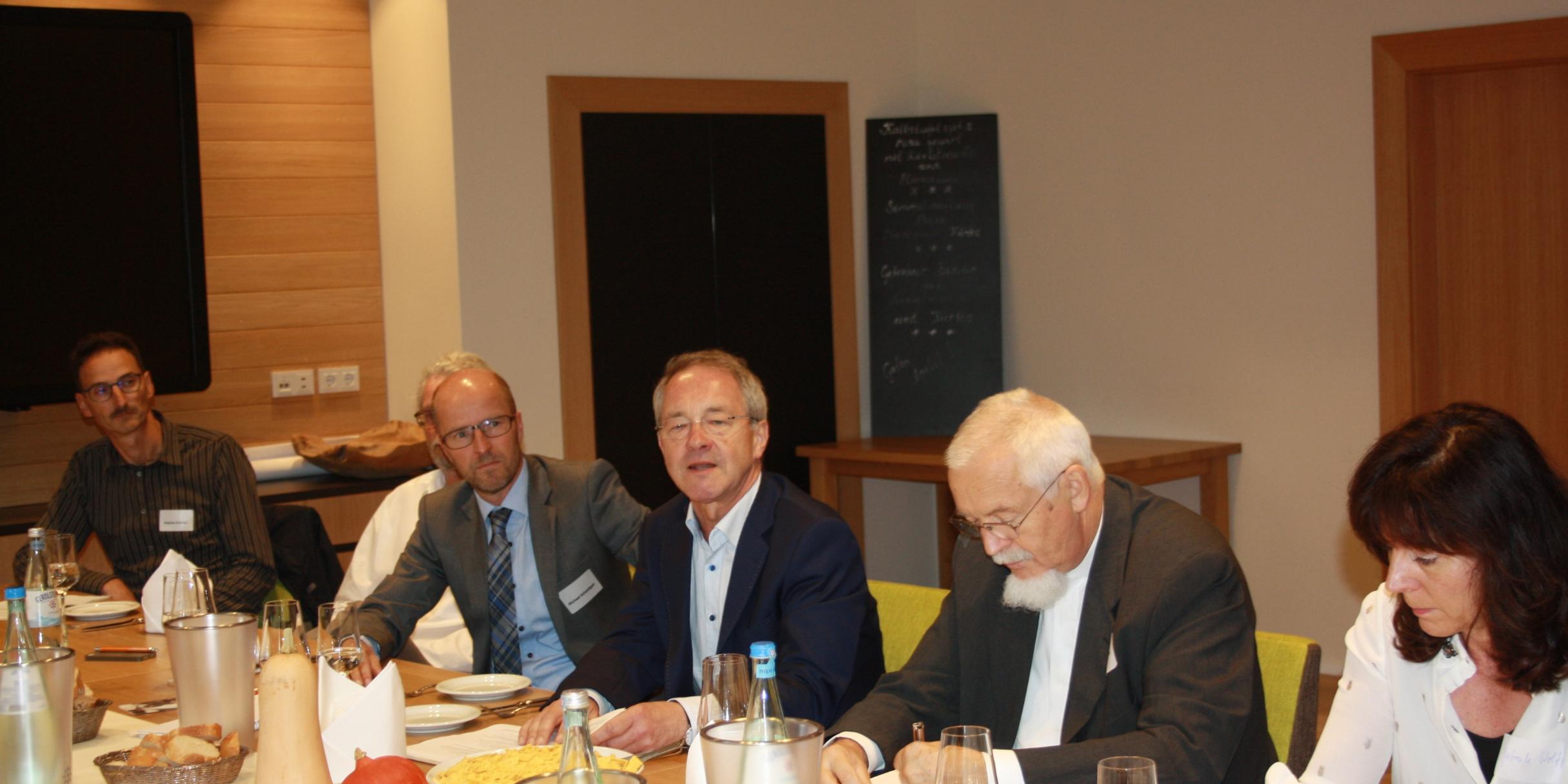 Der Theologe Klaus Hamburger (3. v. r.) bei der 'Lunch Lecture' Koblenz.