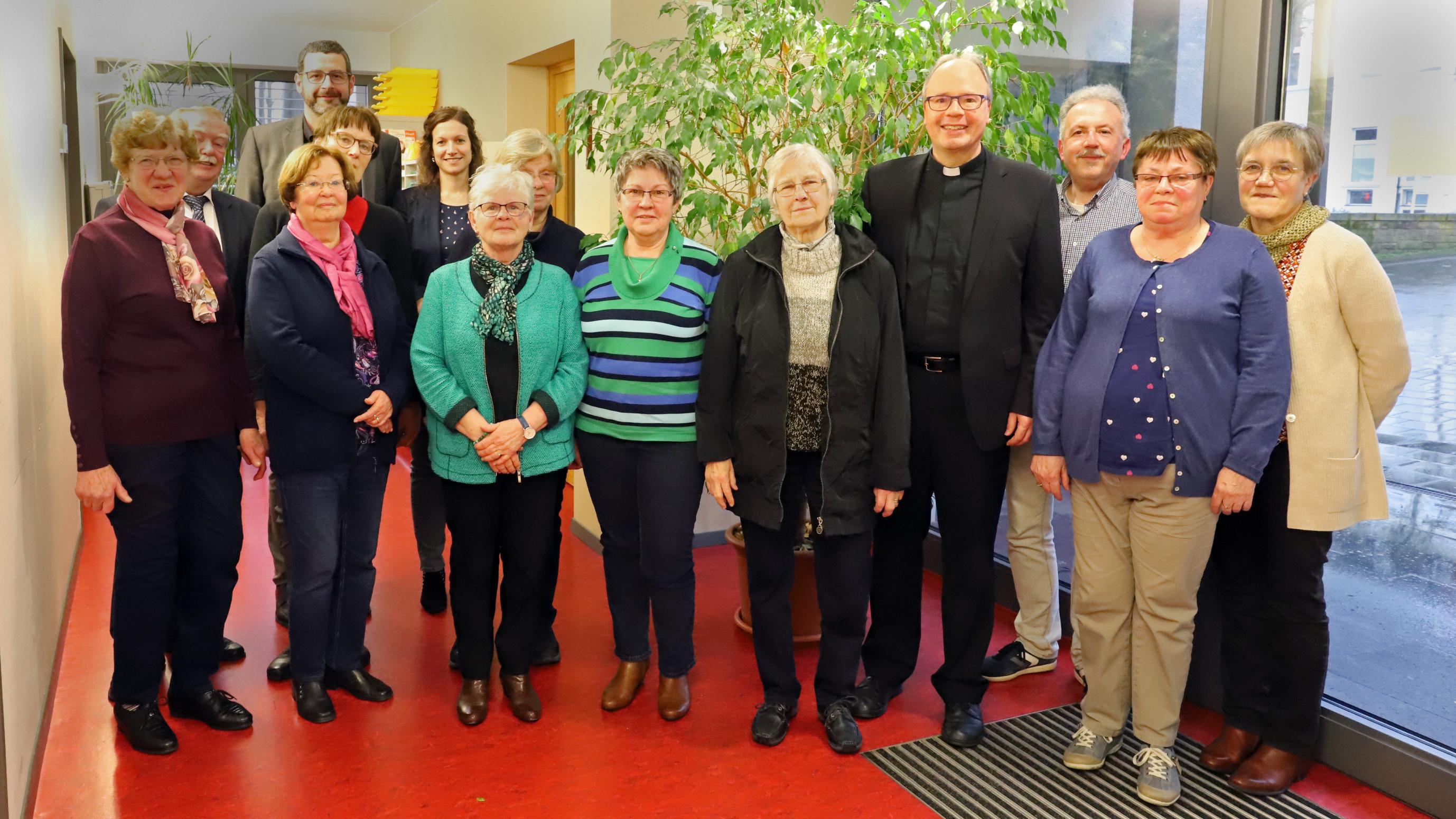 Die Frauen vom Seniorenbesuchsdienst, Manfred Führ (Caritas, hintere Reihe, 1. v. links), Frank Zenzen (Caritas-Direktor, hintere Reihe, 2. v. links), Stephanie Linden (Caritas, hintere Reihe, 3. v. links), Bischof Dr. Stephan Ackermann (4. v. rechts), Rainer Martini (Caritas, 3. v. rechts).